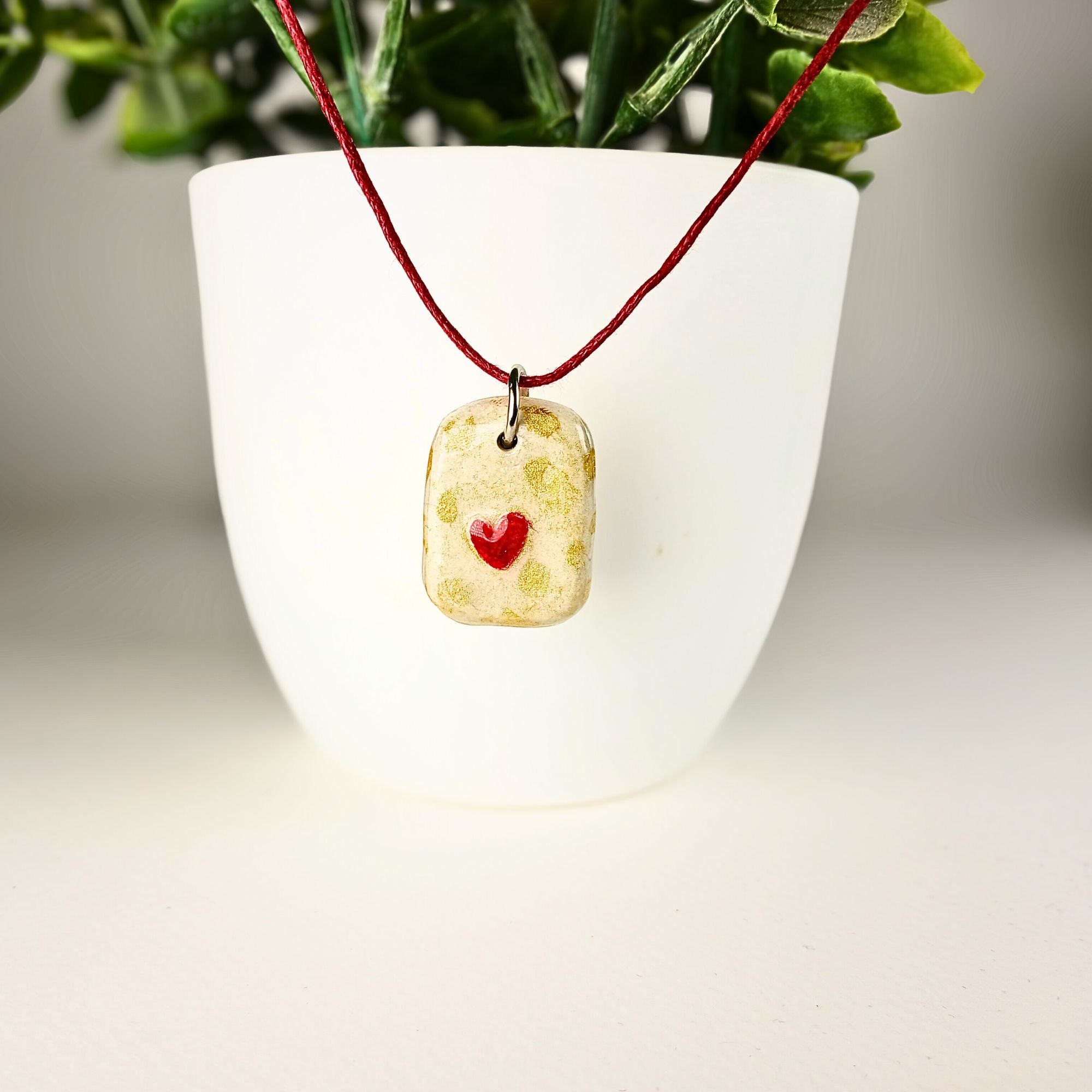 Collier artisanal en argile – Peint à la main & finition résine