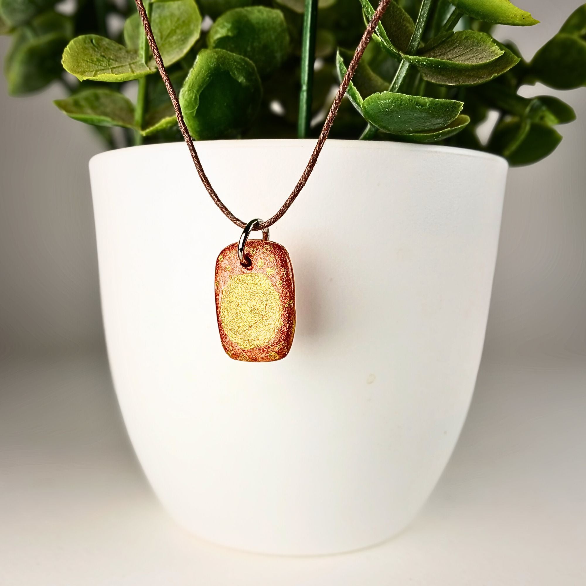 Collier artisanal en argile – Peint à la main & finition résine