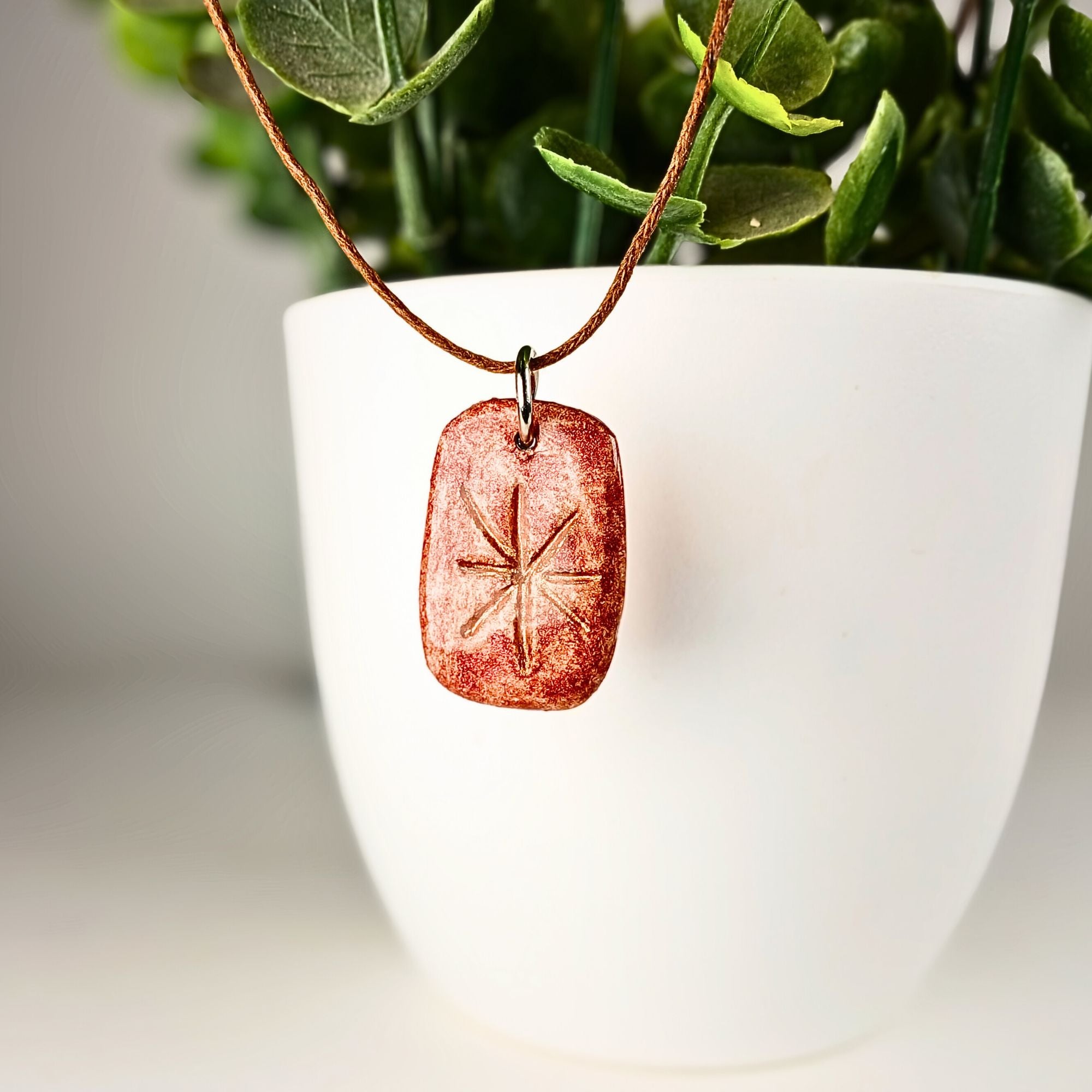 Collier artisanal en argile – Peint à la main & finition résine