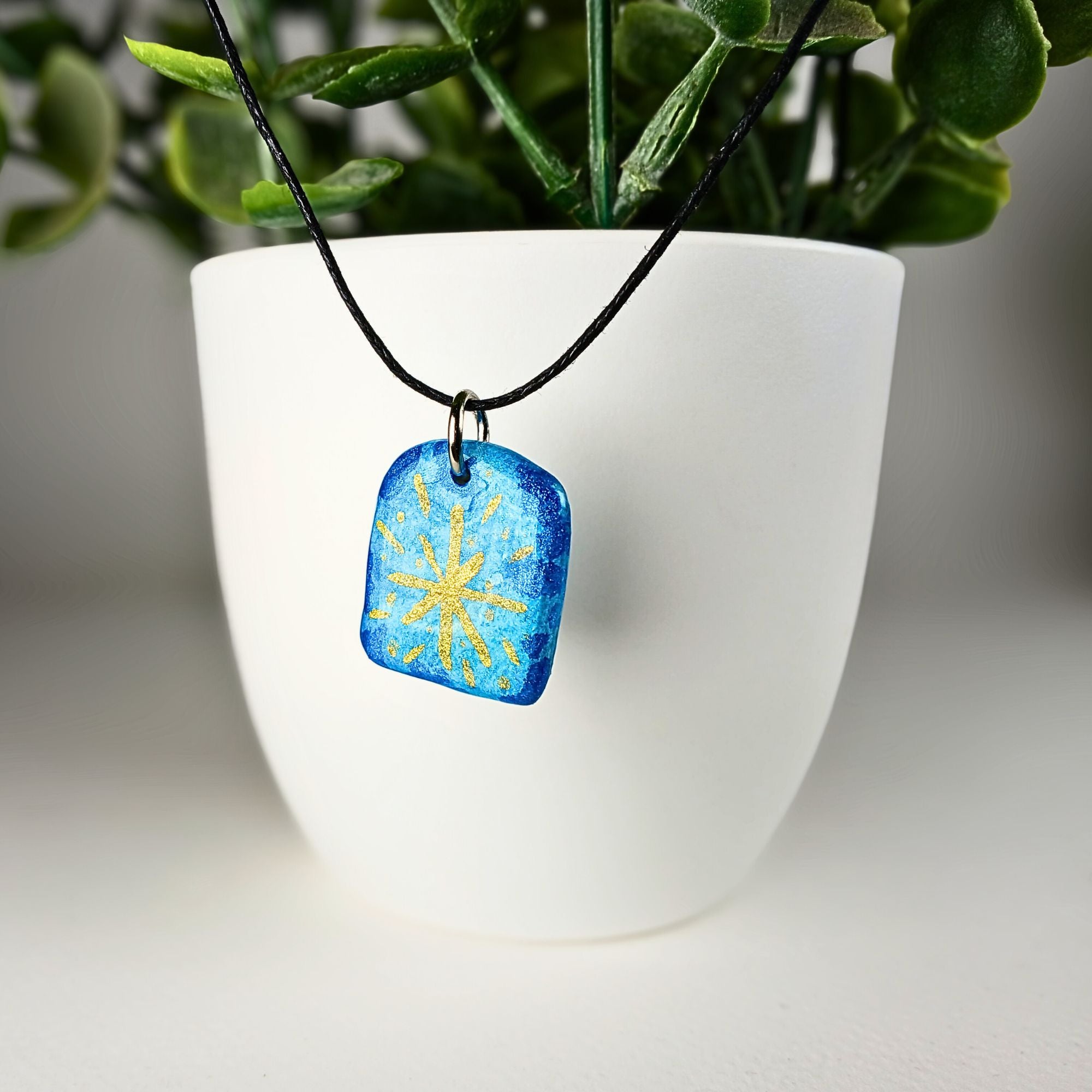 Collier artisanal en argile – Peint à la main & finition résine