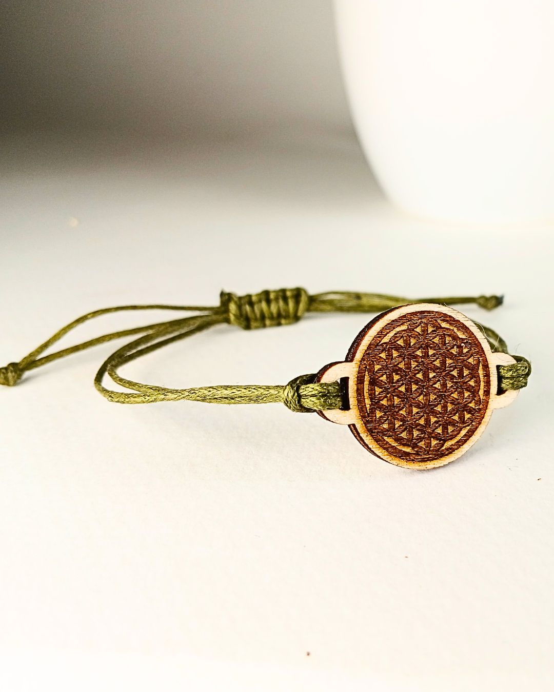 Bracelet en bois gravé – Arbre de vie, Fleur de vie & symboles