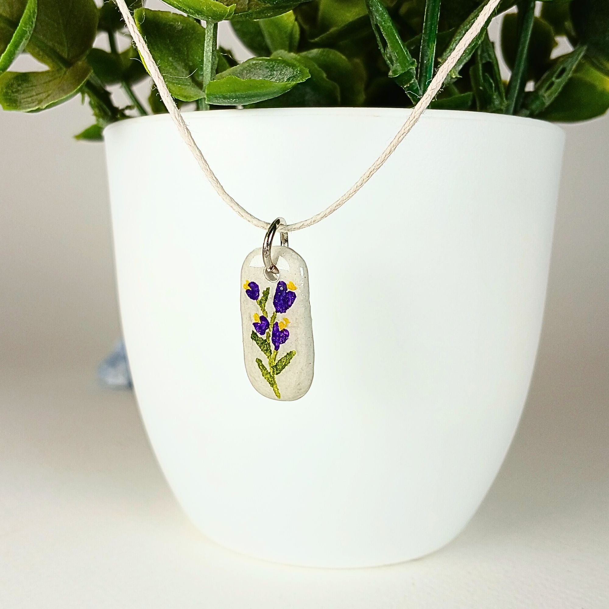 Collier artisanal en argile – Peint à la main & finition résine