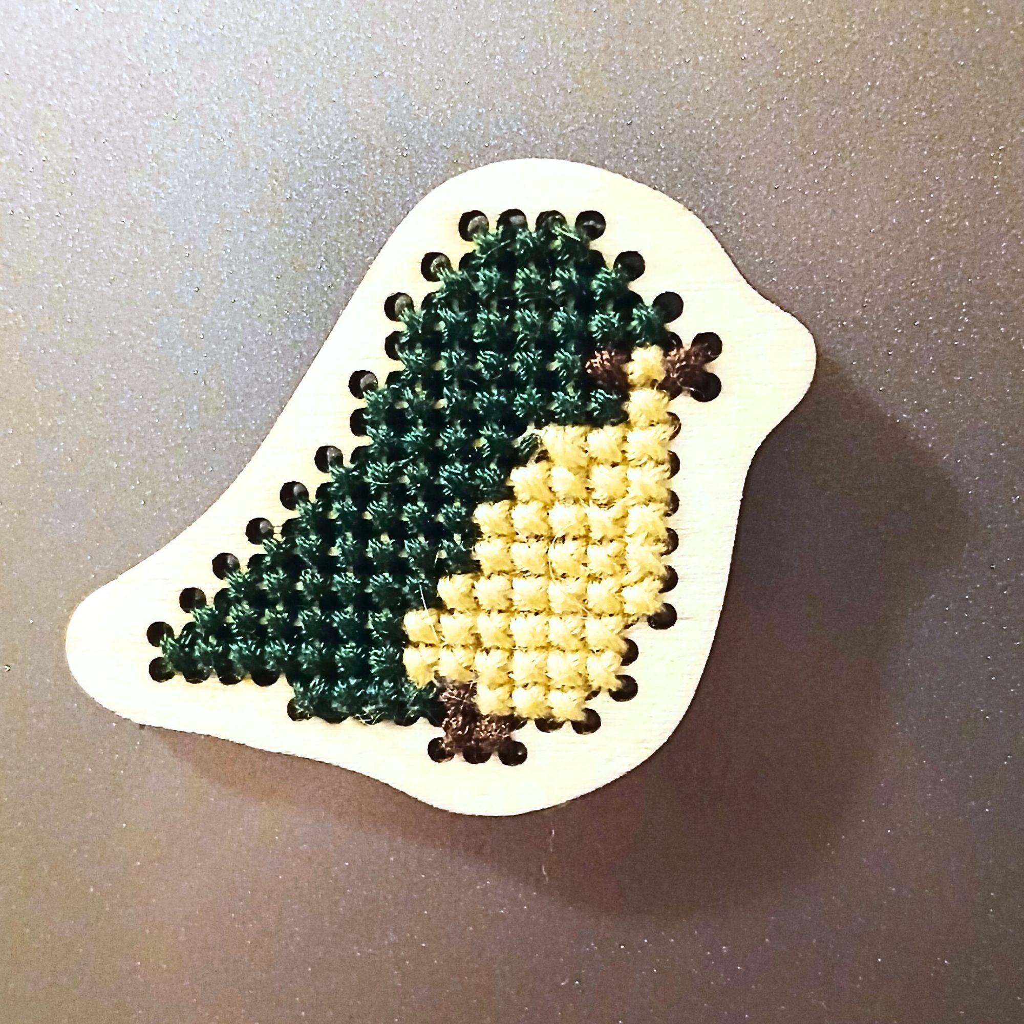 PiouPiou – Magnet en bois brodé à la main