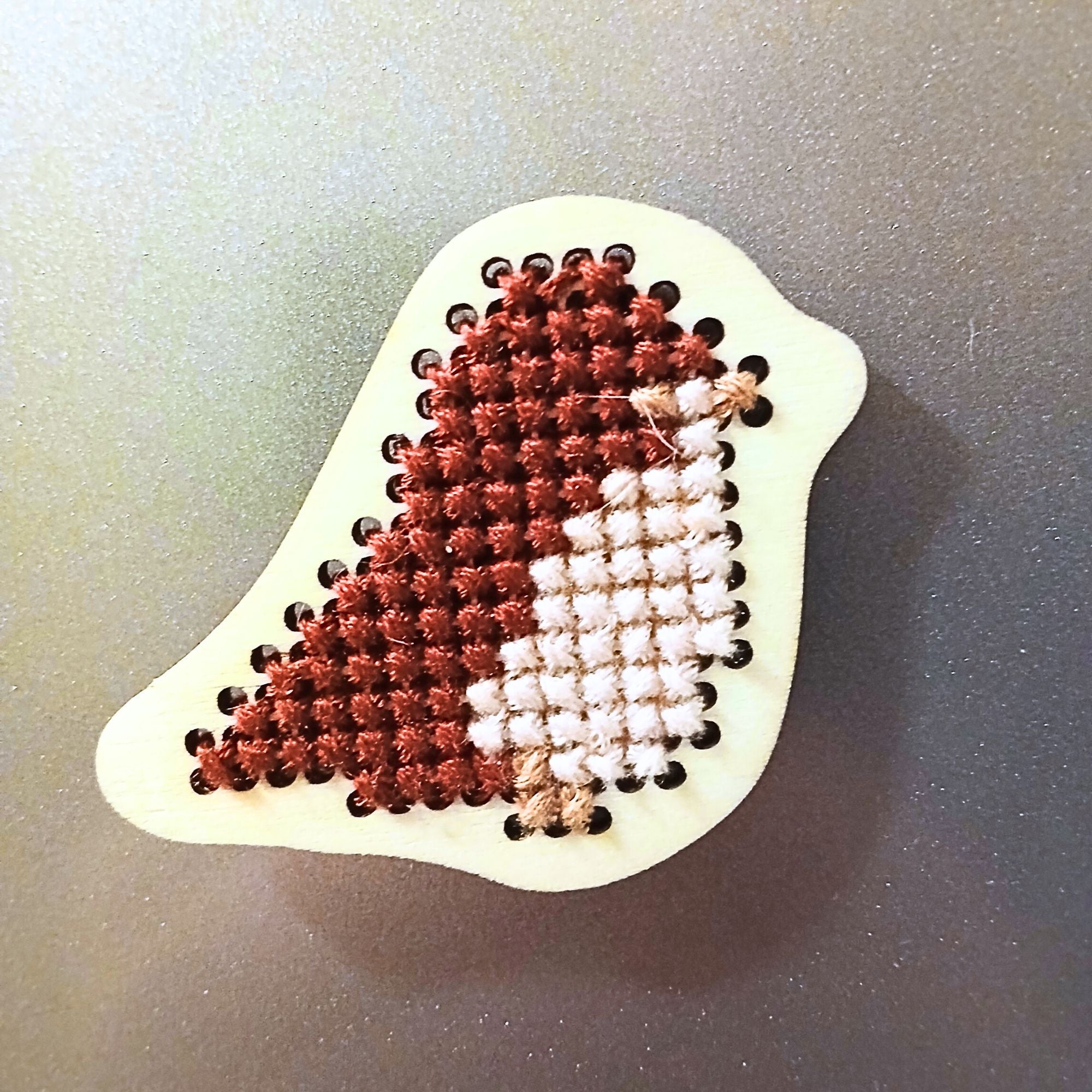 PiouPiou – Magnet en bois brodé à la main