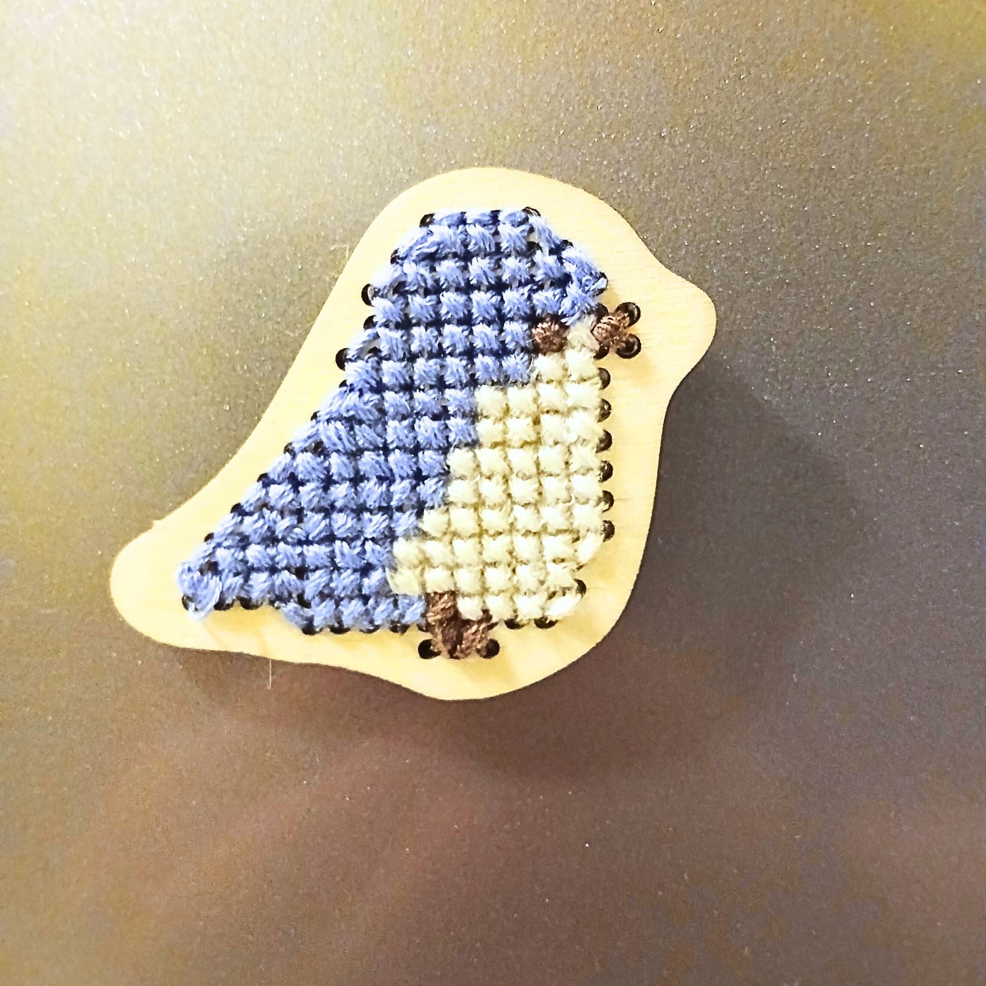 PiouPiou – Magnet en bois brodé à la main