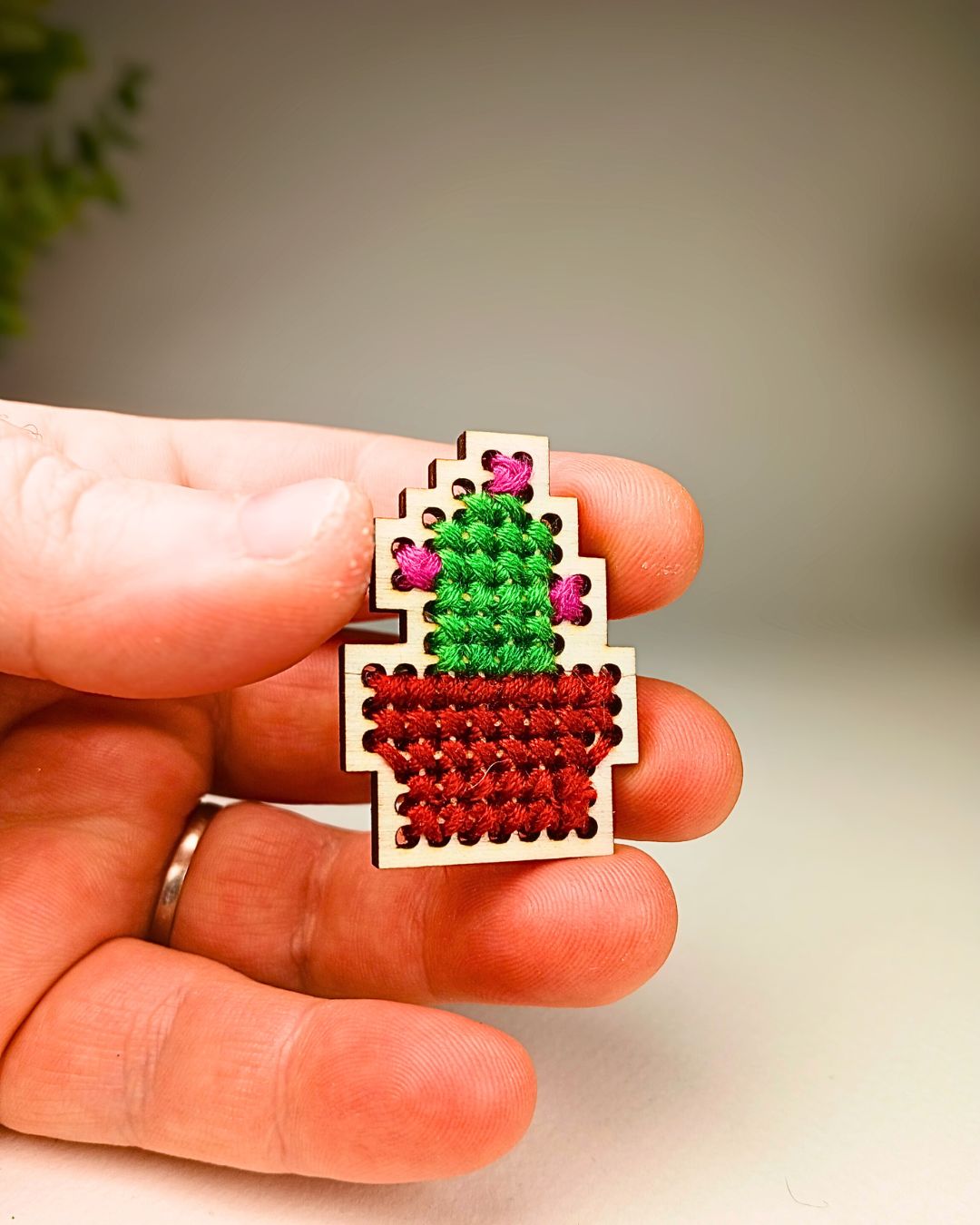 Magnet brodé en bois – Collection Pixel