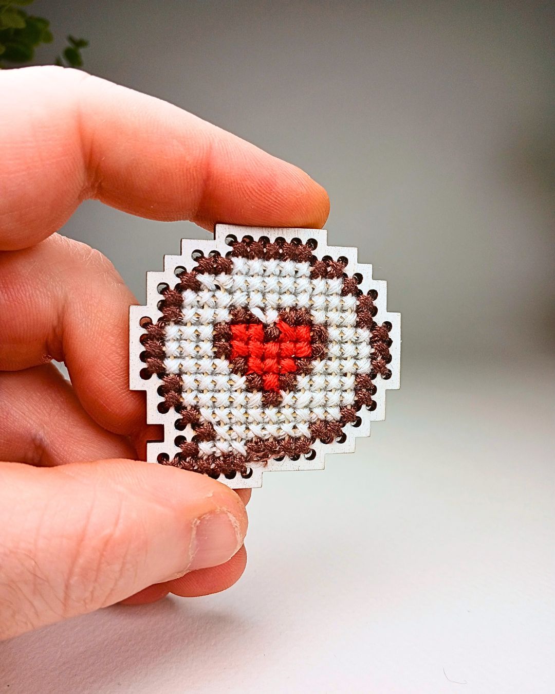 Magnet brodé en bois – Collection Pixel