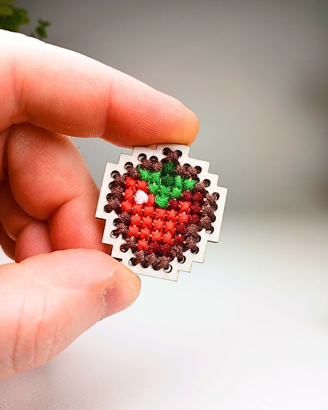 Magnet brodé en bois – Collection Pixel