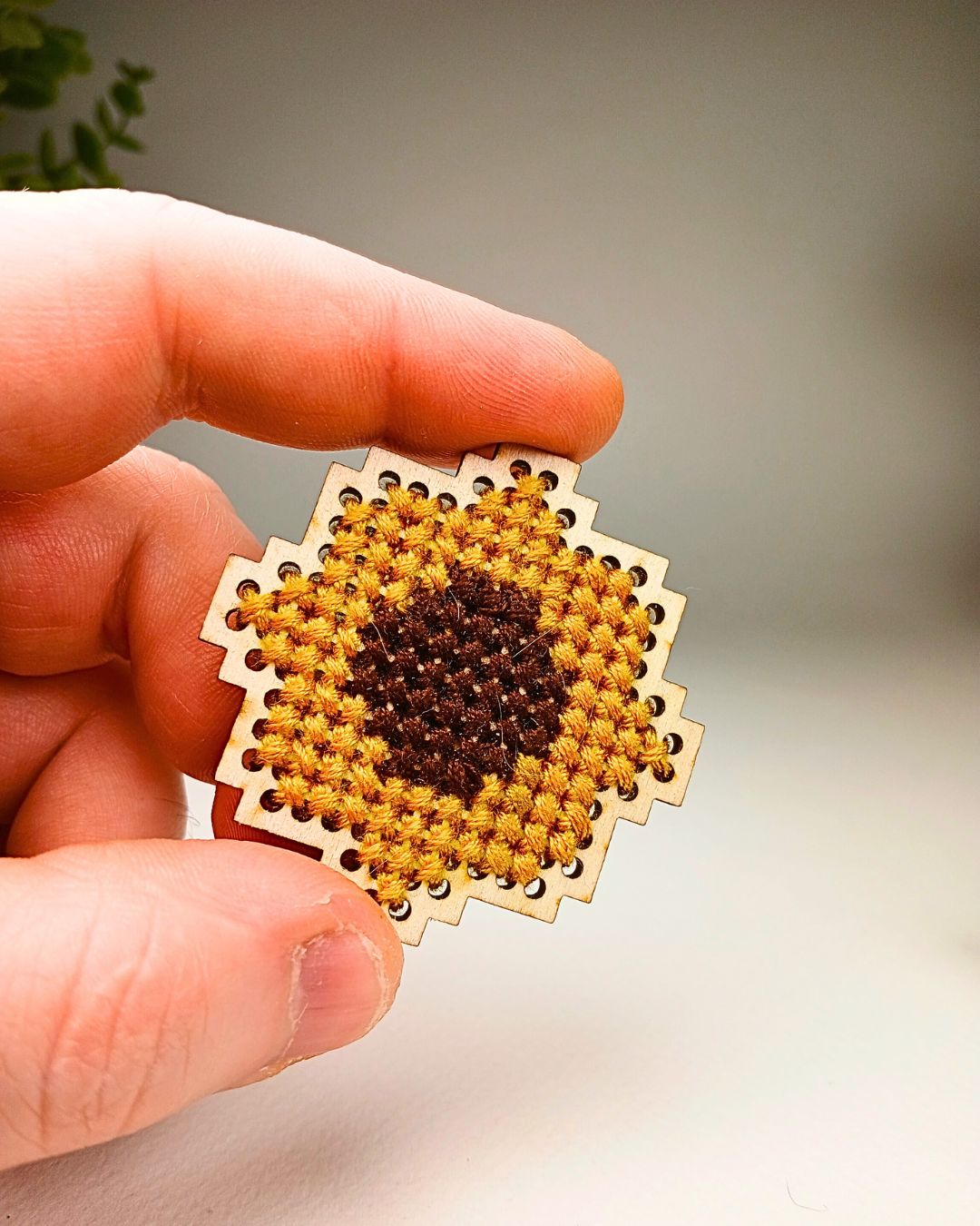 Magnet brodé en bois – Collection Pixel