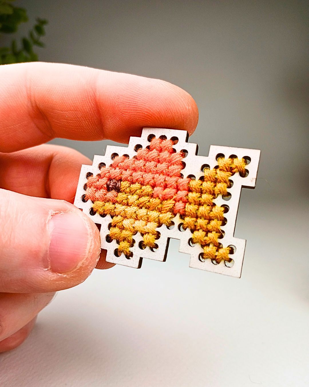 Magnet brodé en bois – Collection Pixel