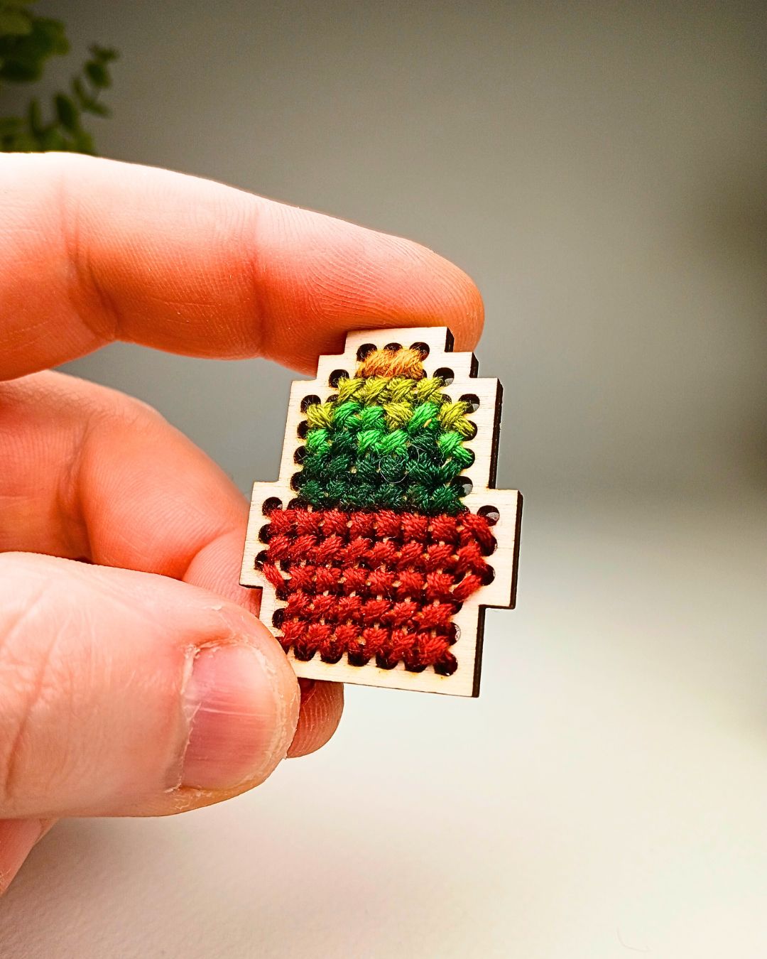 Magnet brodé en bois – Collection Pixel
