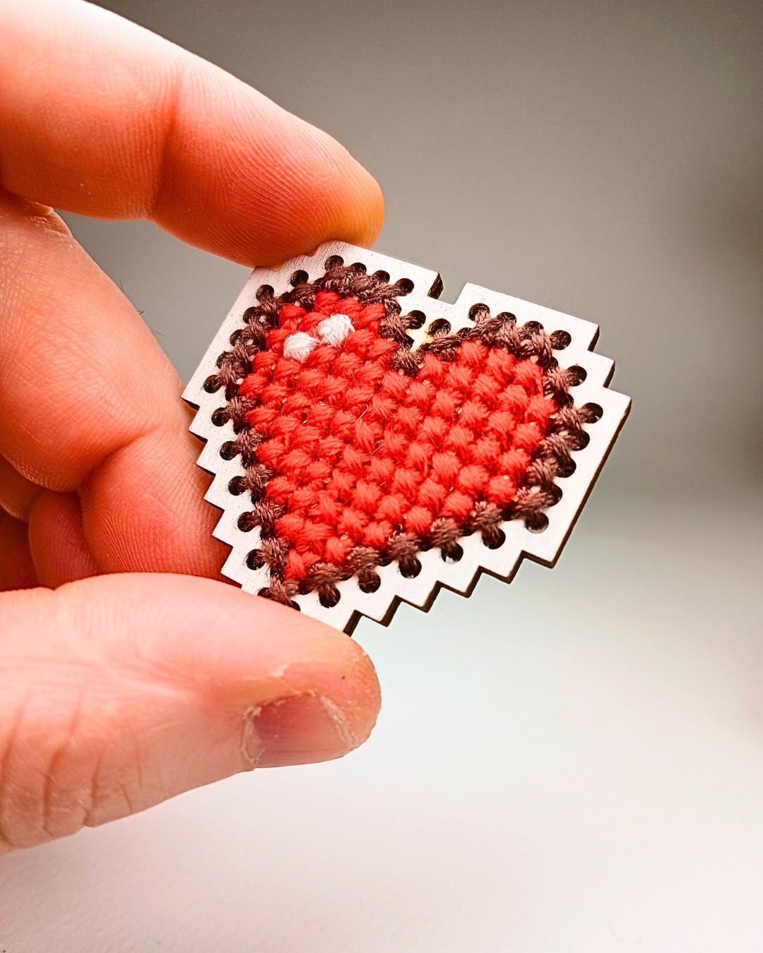 Magnet brodé en bois – Collection Pixel