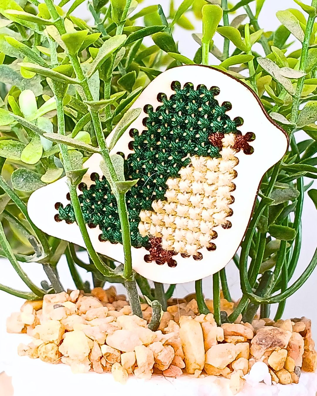 PiouPiou – Magnet en bois brodé à la main