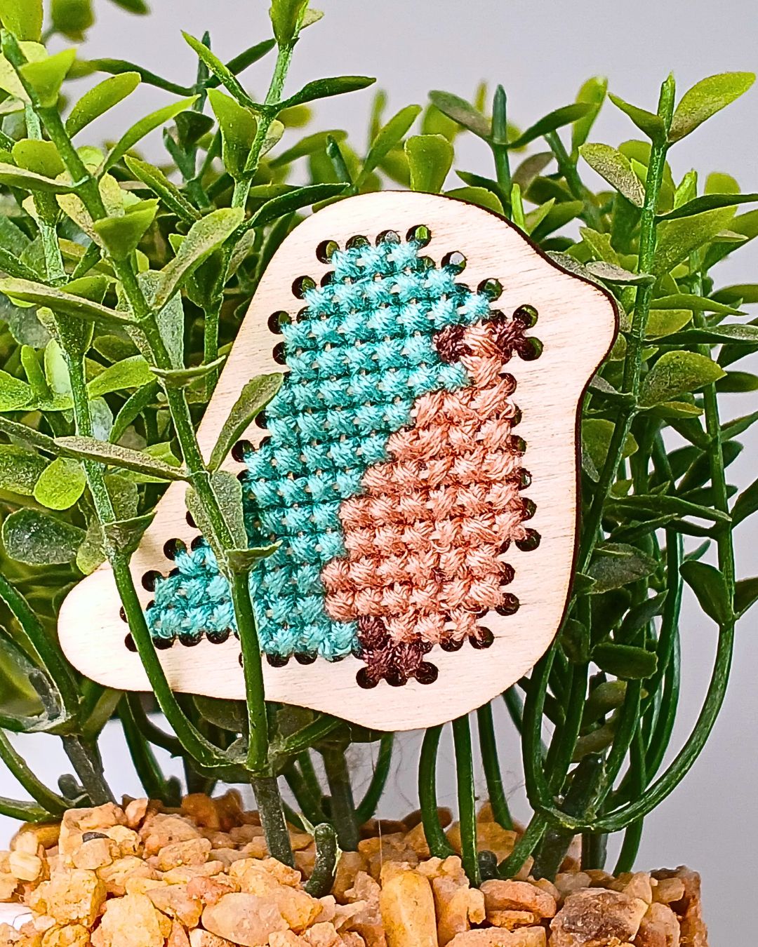 PiouPiou – Magnet en bois brodé à la main