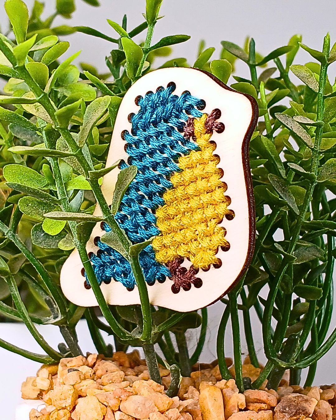 PiouPiou – Magnet en bois brodé à la main