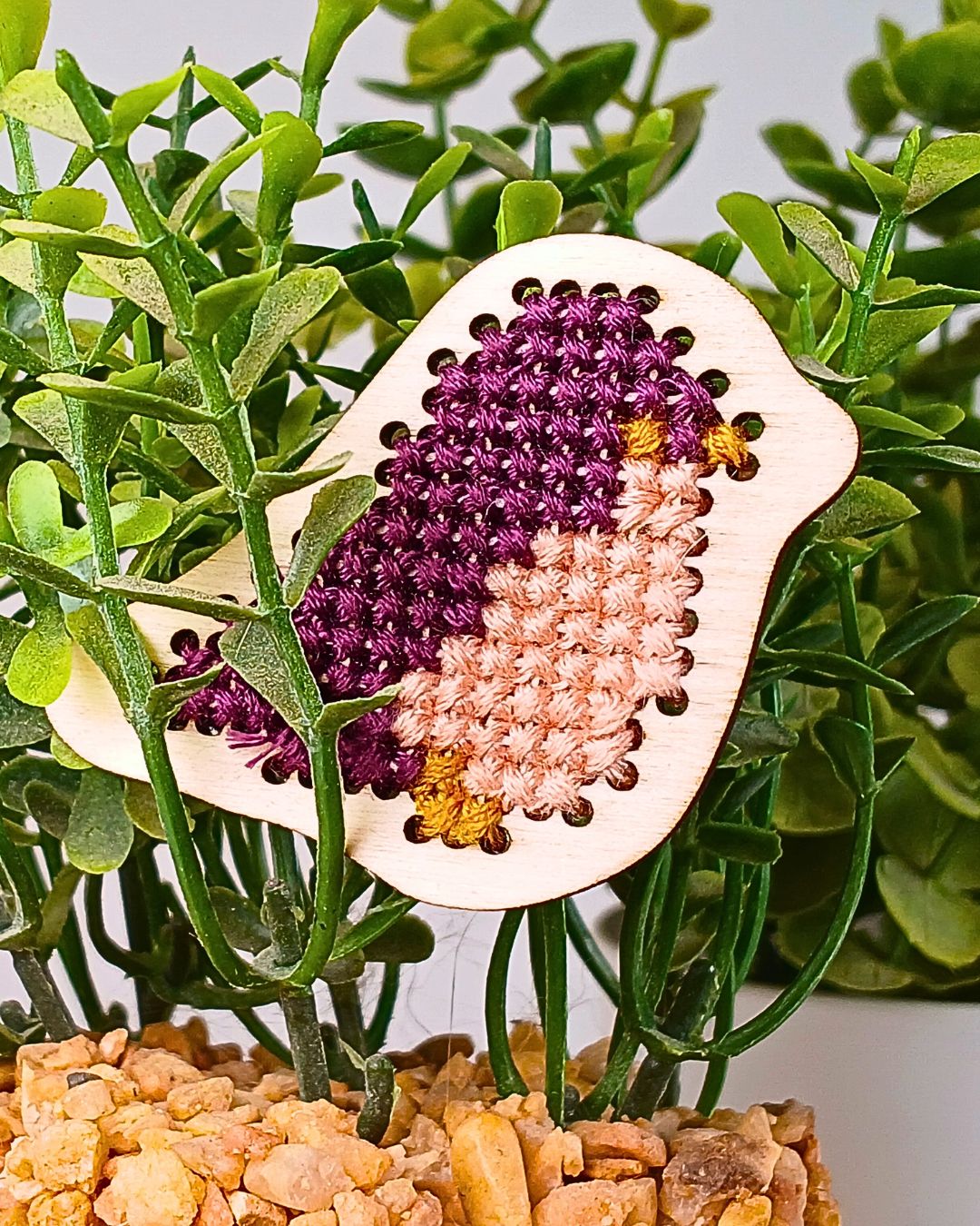 PiouPiou – Magnet en bois brodé à la main