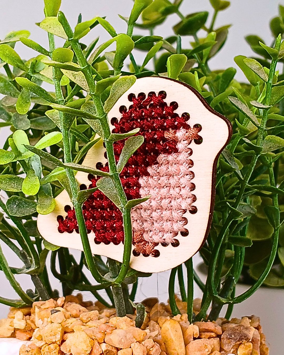 PiouPiou – Magnet en bois brodé à la main