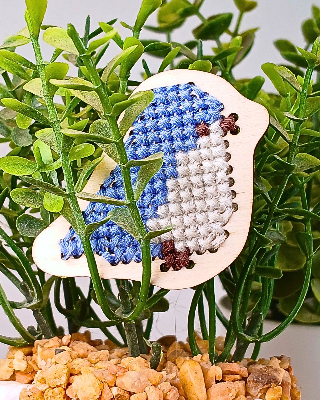 PiouPiou – Magnet en bois brodé à la main