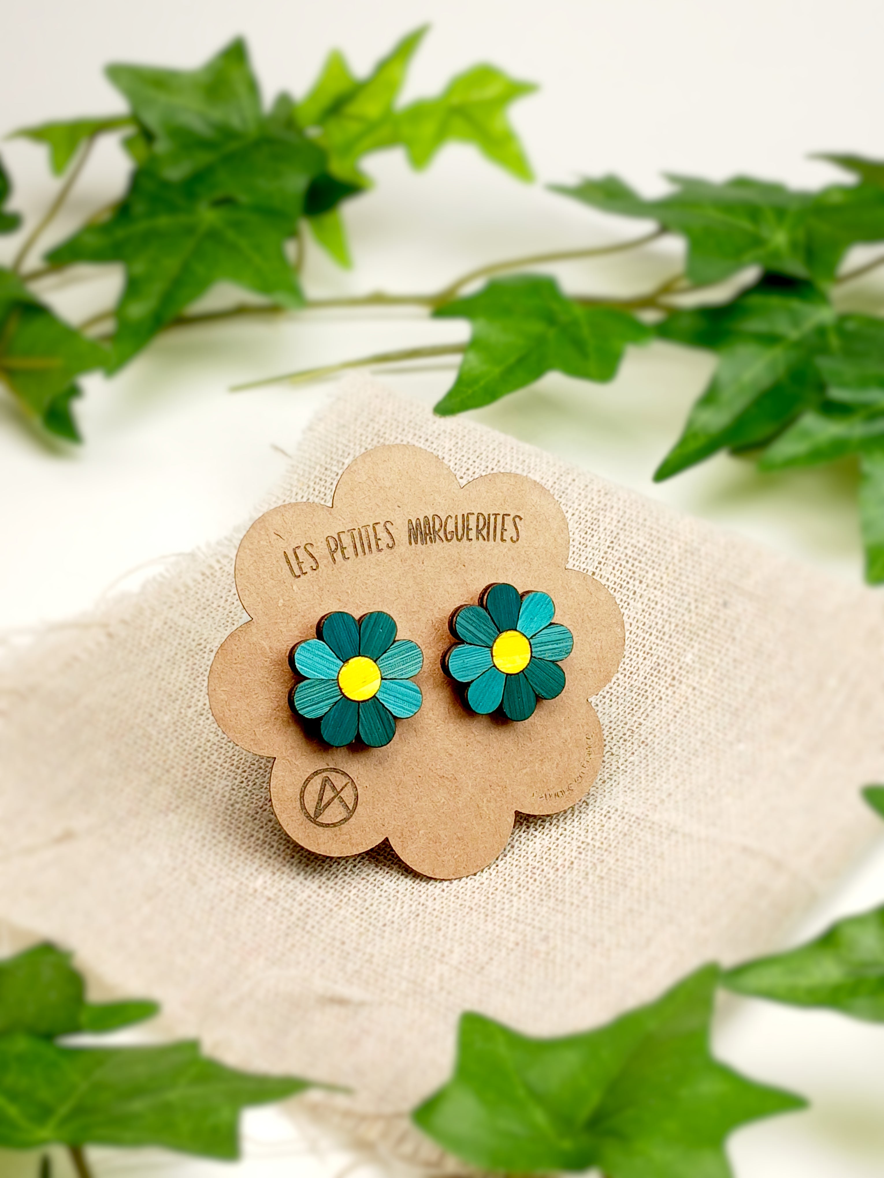 Boucles d’oreilles marguerites – Marqueterie de paille – 2 cm