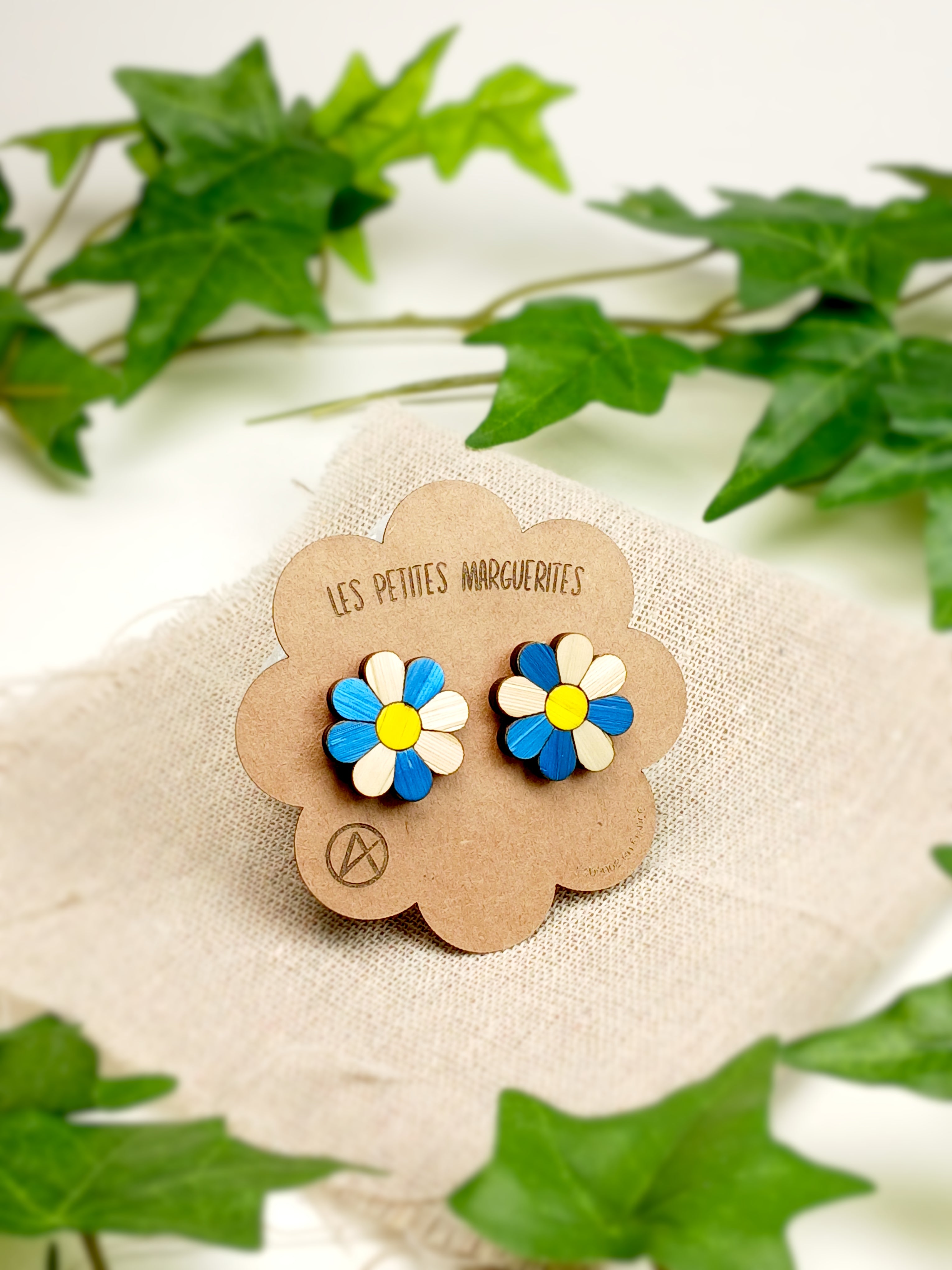 Boucles d’oreilles marguerites – Marqueterie de paille – 2 cm