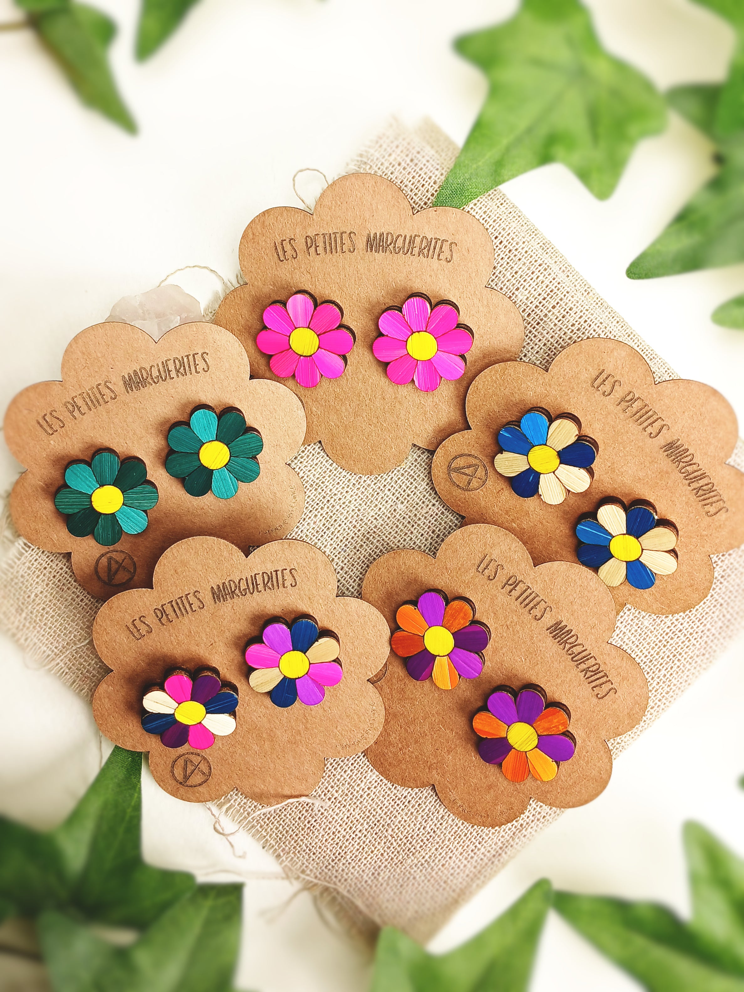 Boucles d’oreilles marguerites – Marqueterie de paille – 2 cm