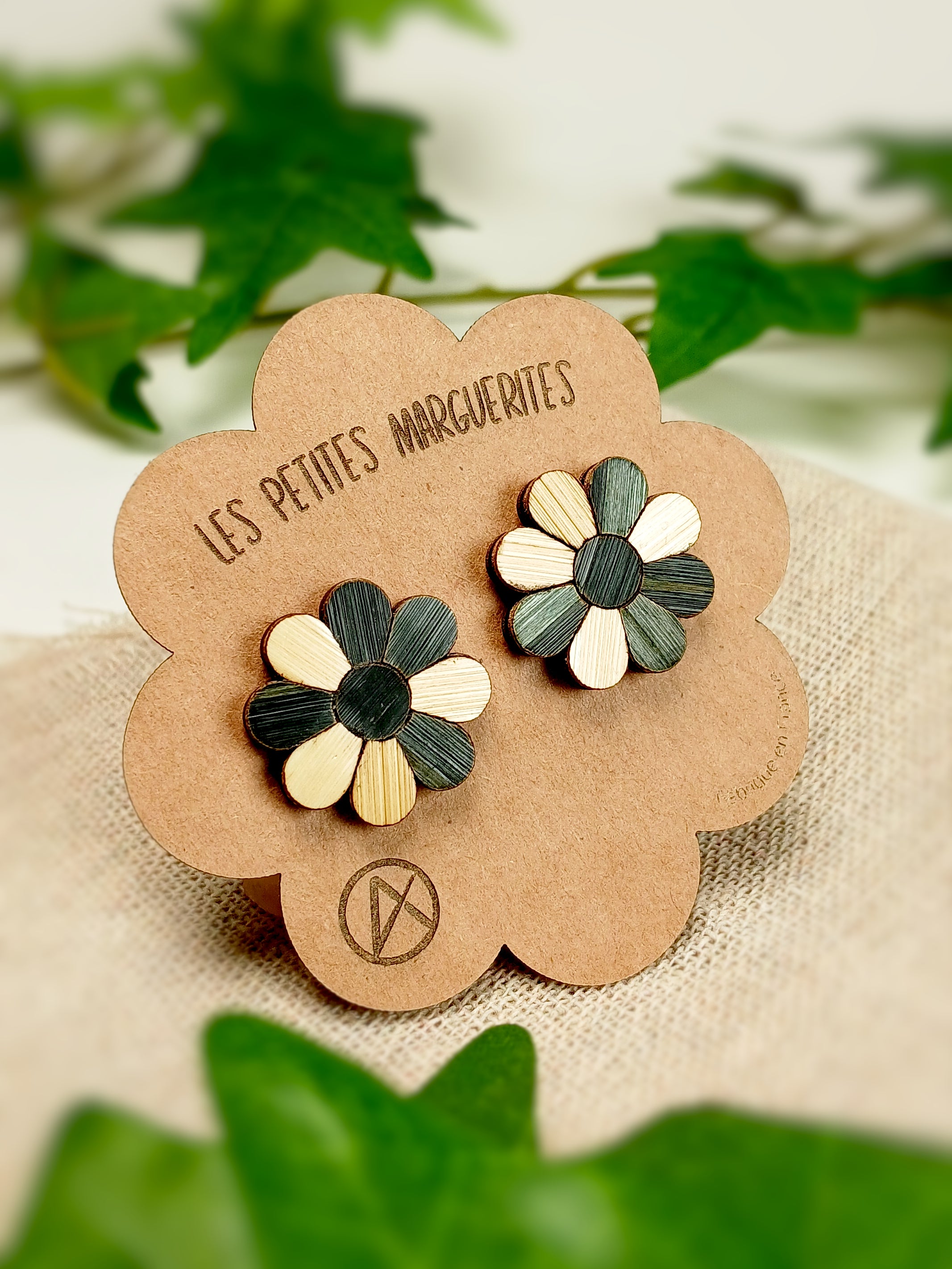 Boucles d’oreilles marguerites – Marqueterie de paille – 2 cm