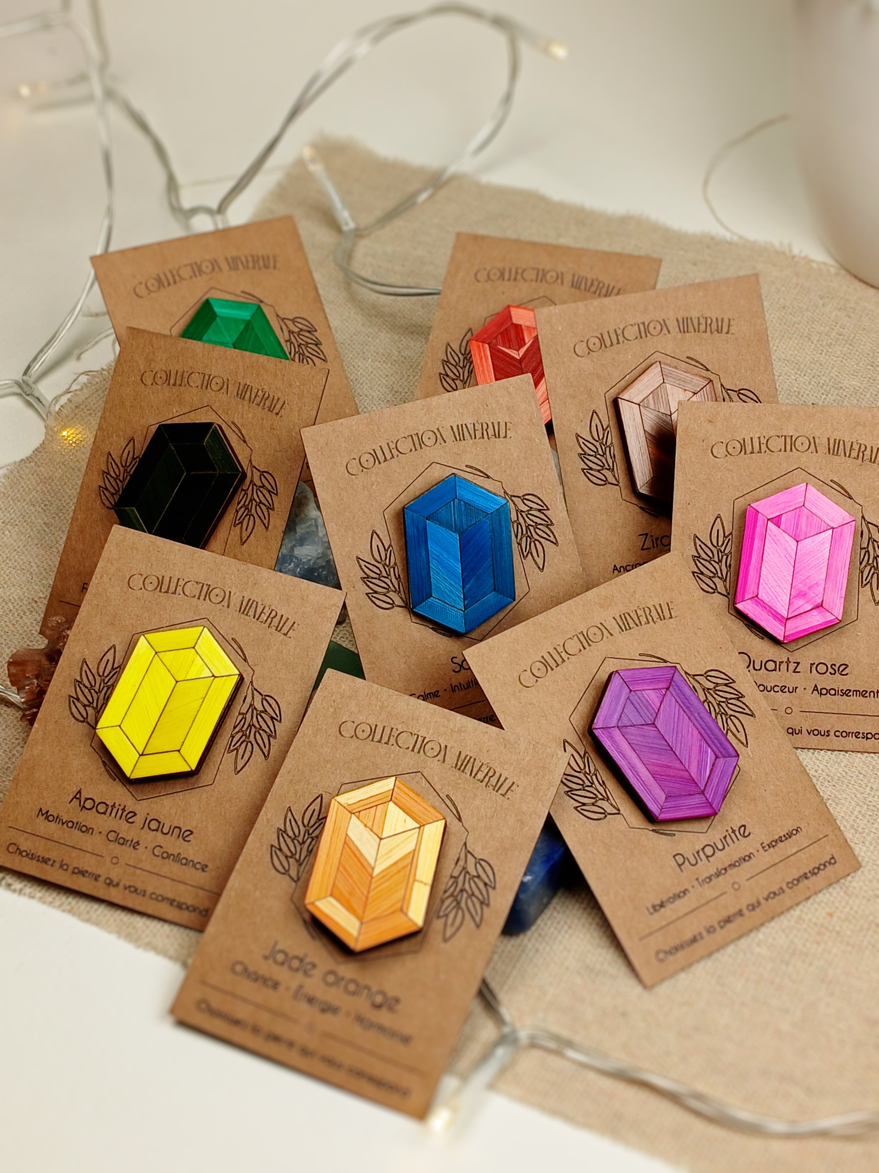 Pin’s Minéral en marqueterie de paille