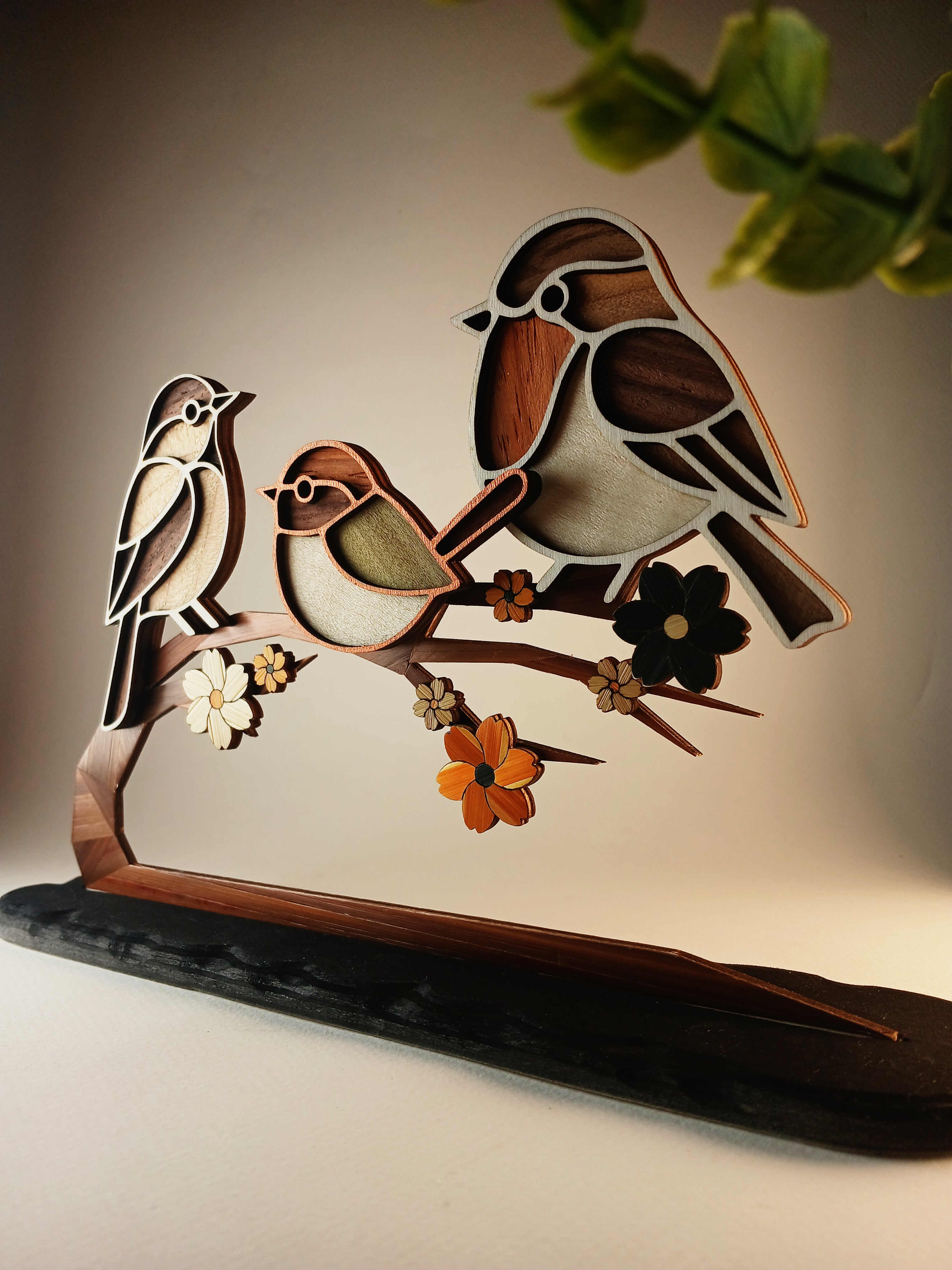 Les Gardiens du Printemps – Sculpture d’art unique en marqueterie de paille et bois