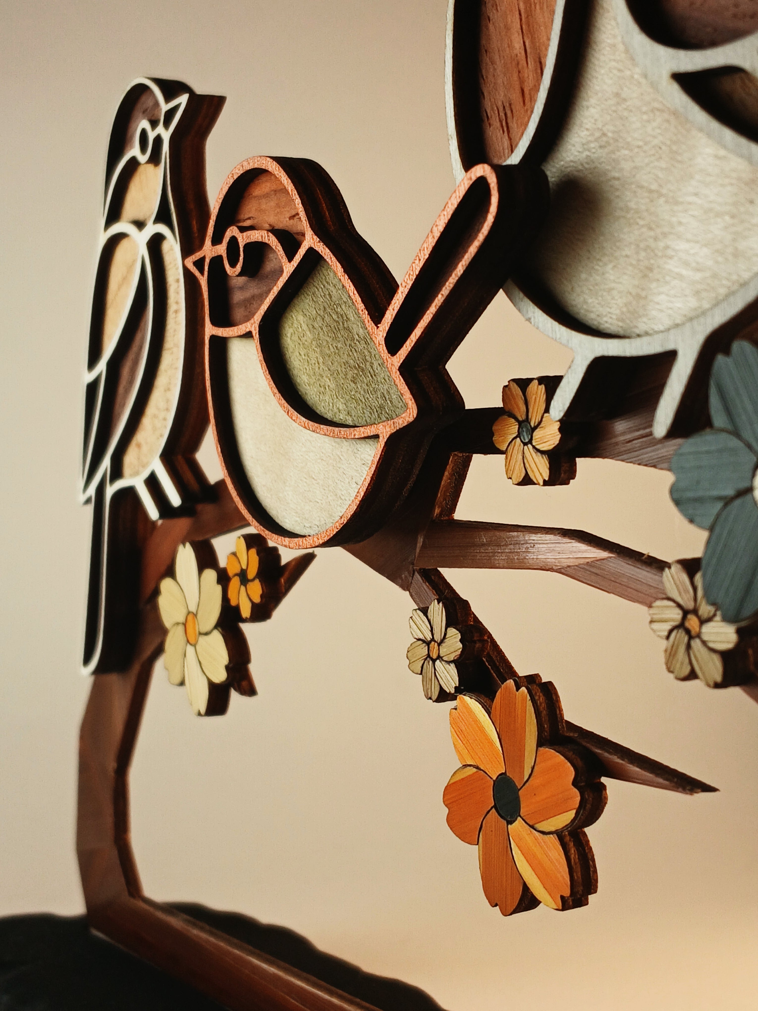 Les Gardiens du Printemps – Sculpture d’art unique en marqueterie de paille et bois