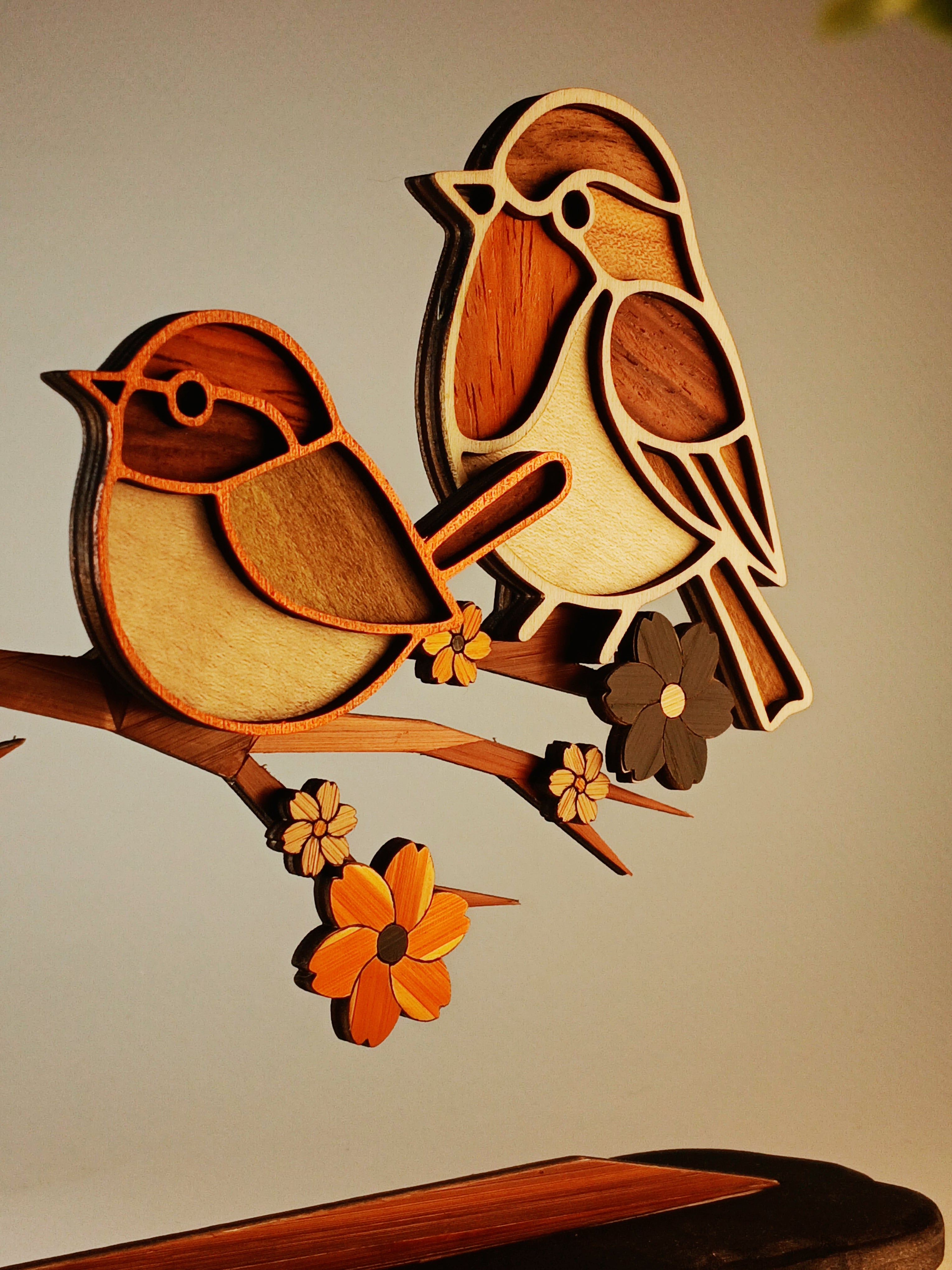 Les Gardiens du Printemps – Sculpture d’art unique en marqueterie de paille et bois