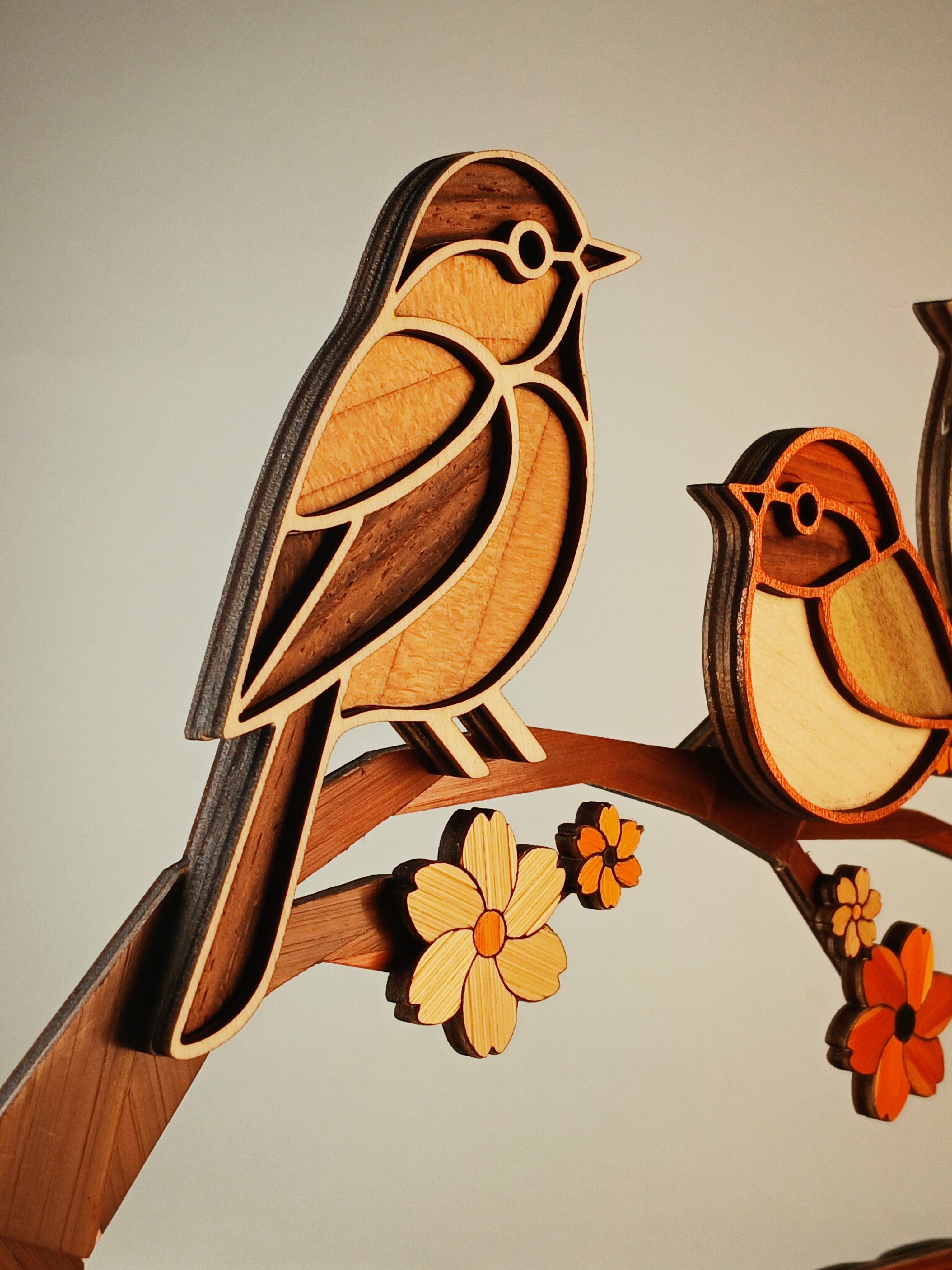 Les Gardiens du Printemps – Sculpture d’art unique en marqueterie de paille et bois