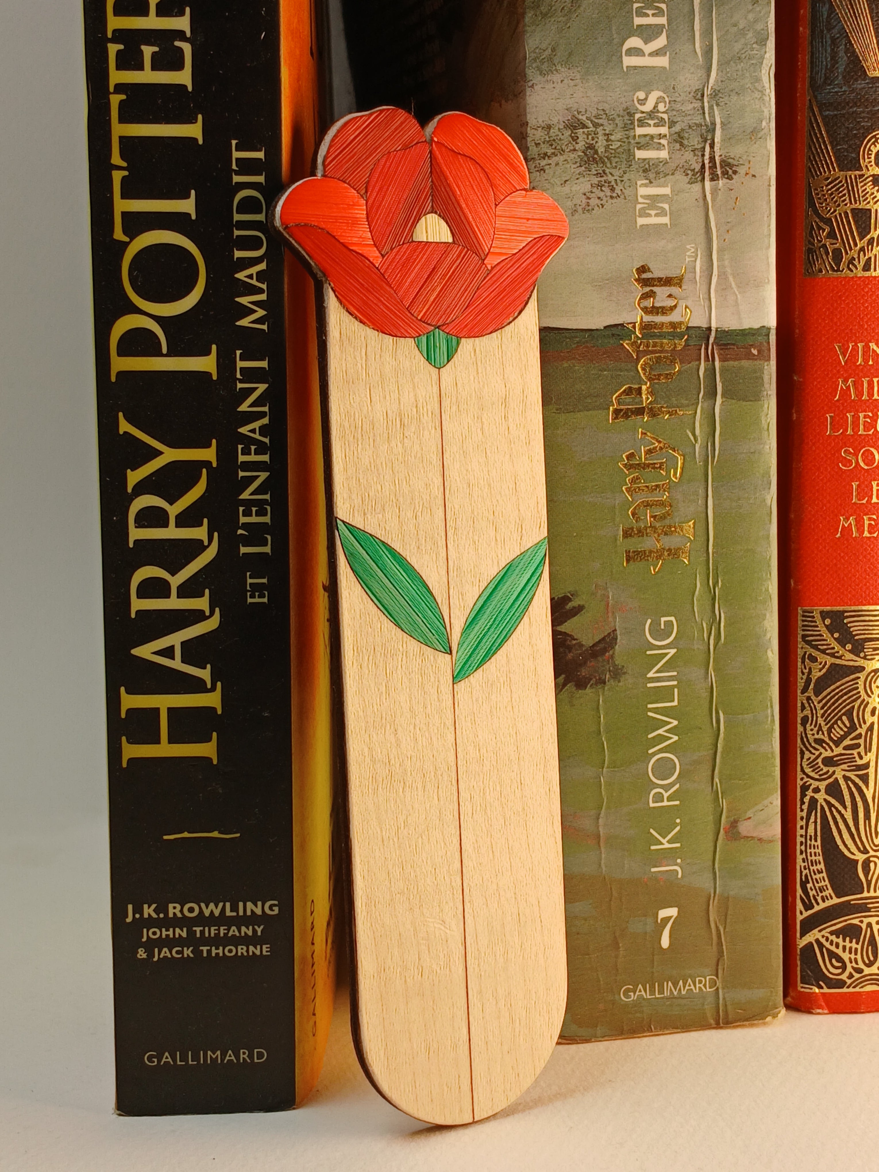 Marque-page floral en marqueterie de paille et bois