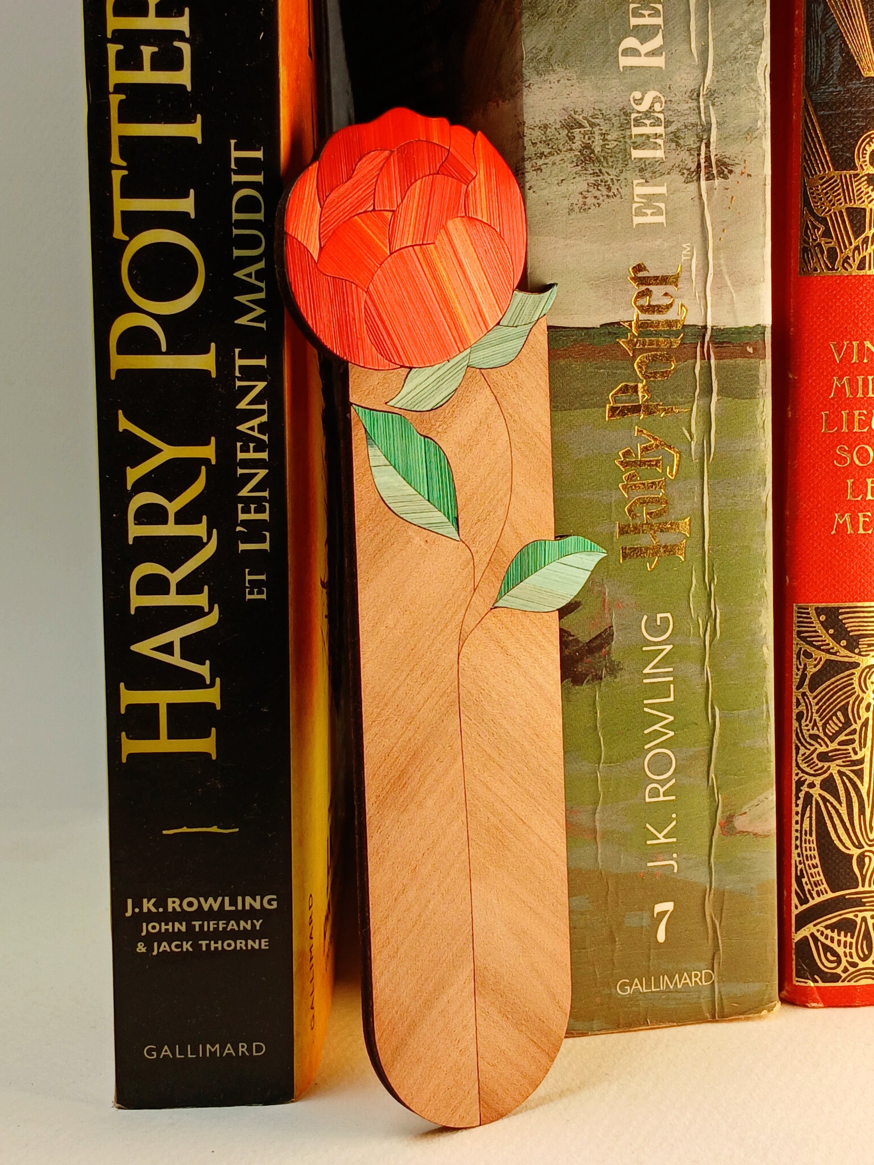 Marque-page floral en marqueterie de paille et bois