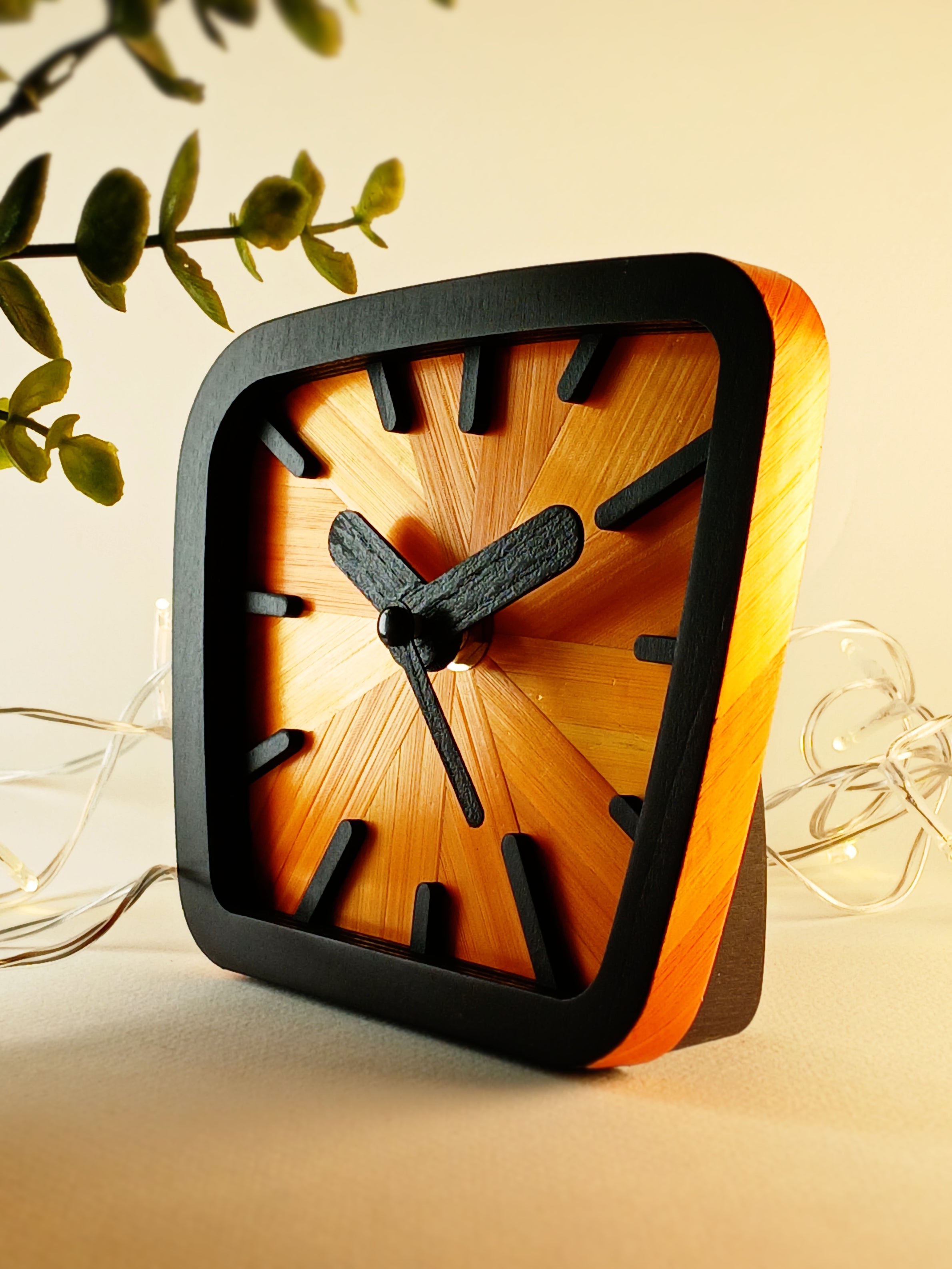 Horloge à poser « Solstice » en bois et marqueterie de paille de seigle