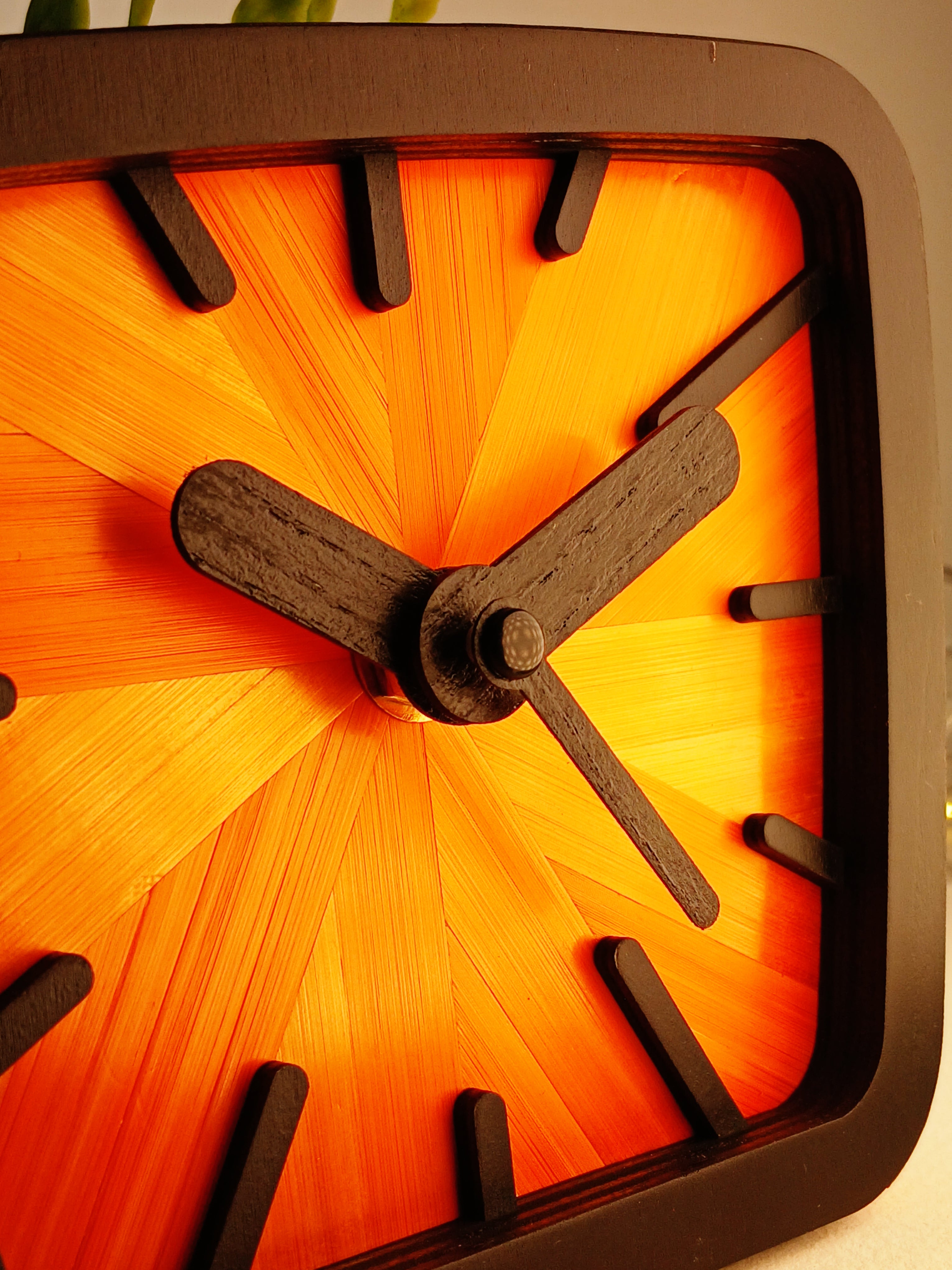 Horloge à poser « Solstice » en bois et marqueterie de paille de seigle