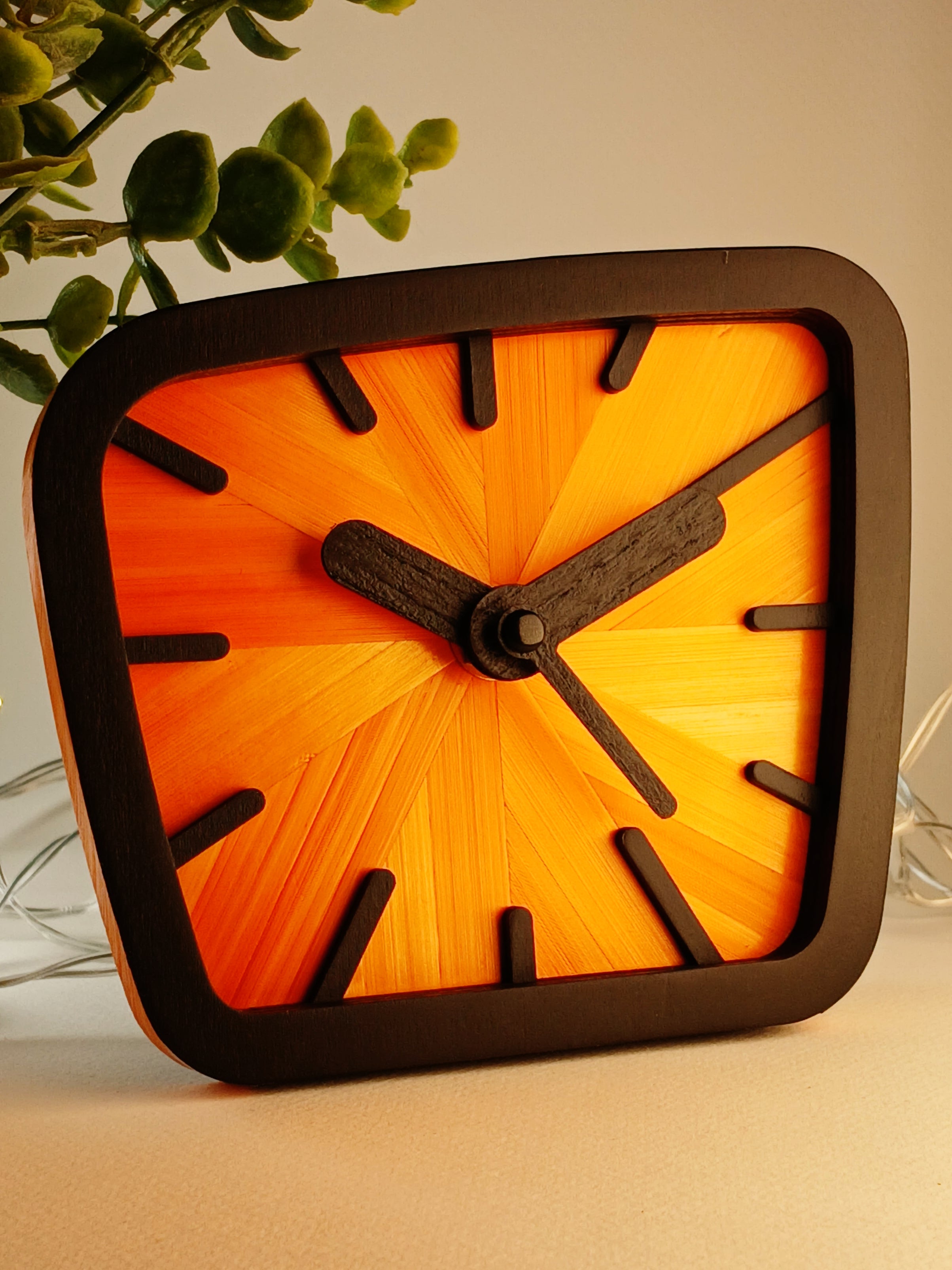 Horloge à poser « Solstice » en bois et marqueterie de paille de seigle