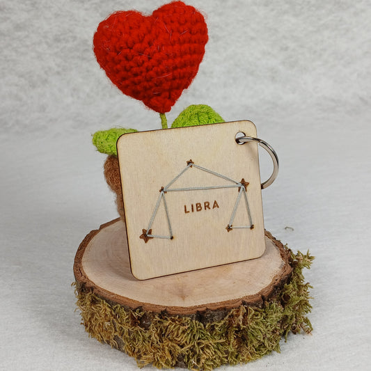 Porte-clés Constellation – Bois gravé & couture main