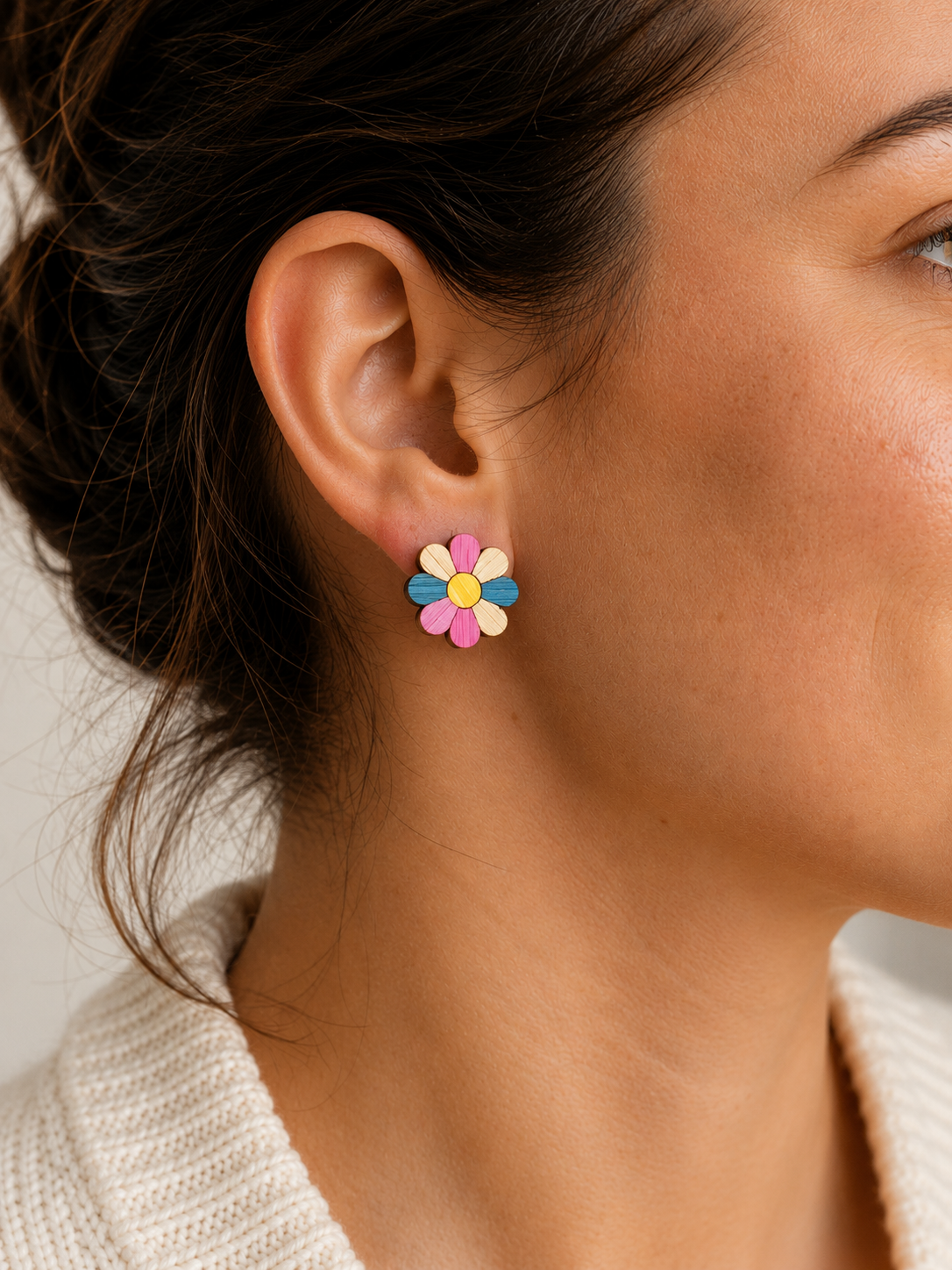 Boucles d’oreilles marguerites – Marqueterie de paille – 2 cm