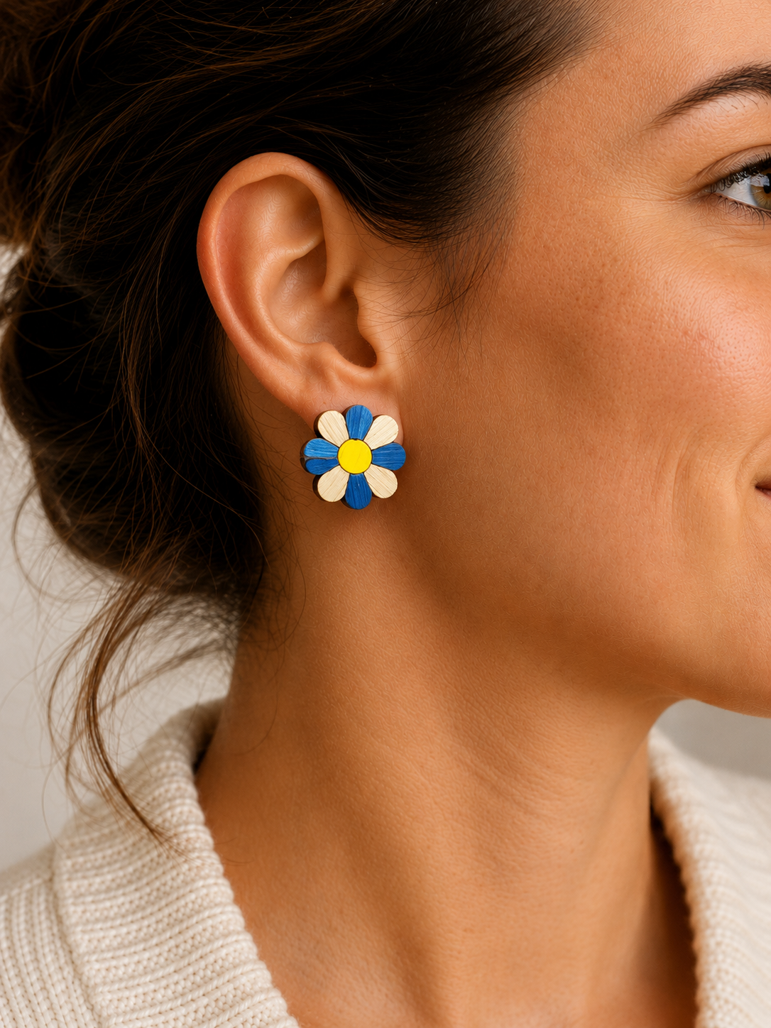 Boucles d’oreilles marguerites – Marqueterie de paille – 2 cm