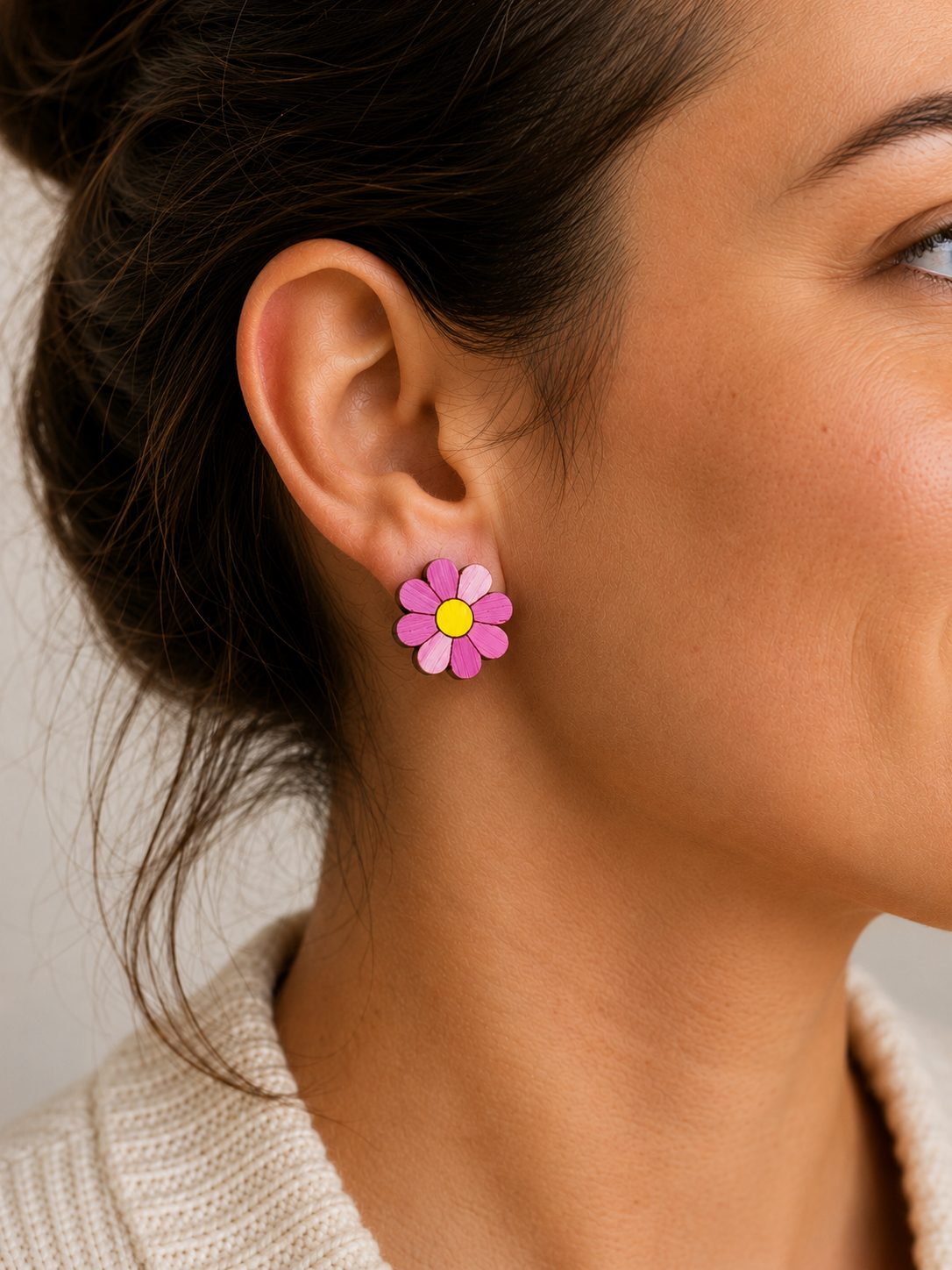 Boucles d’oreilles marguerites – Marqueterie de paille – 2 cm