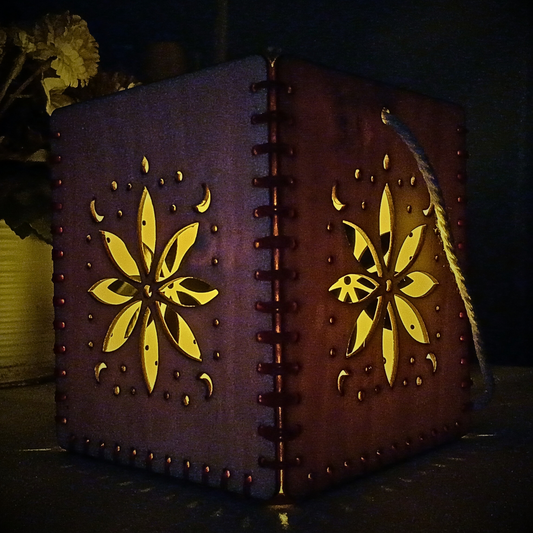 Lanterne artisanale en bois – Motif floral & lunaire