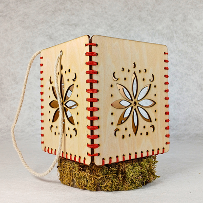 Lanterne artisanale en bois – Motif floral & lunaire