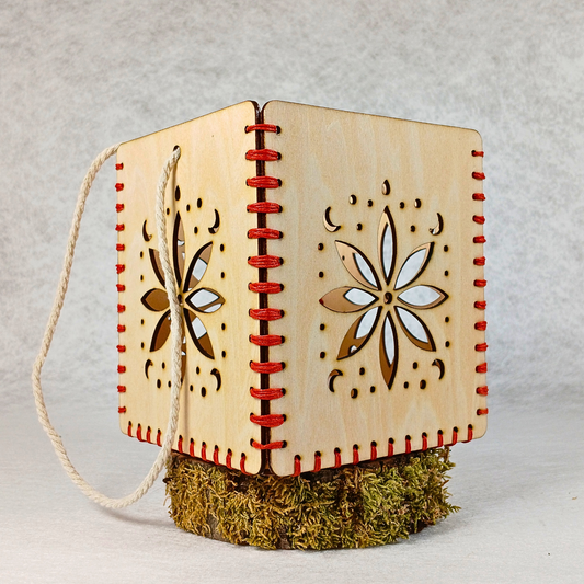 Lanterne artisanale en bois – Motif floral & lunaire