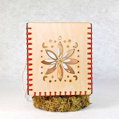 Lanterne artisanale en bois – Motif floral & lunaire