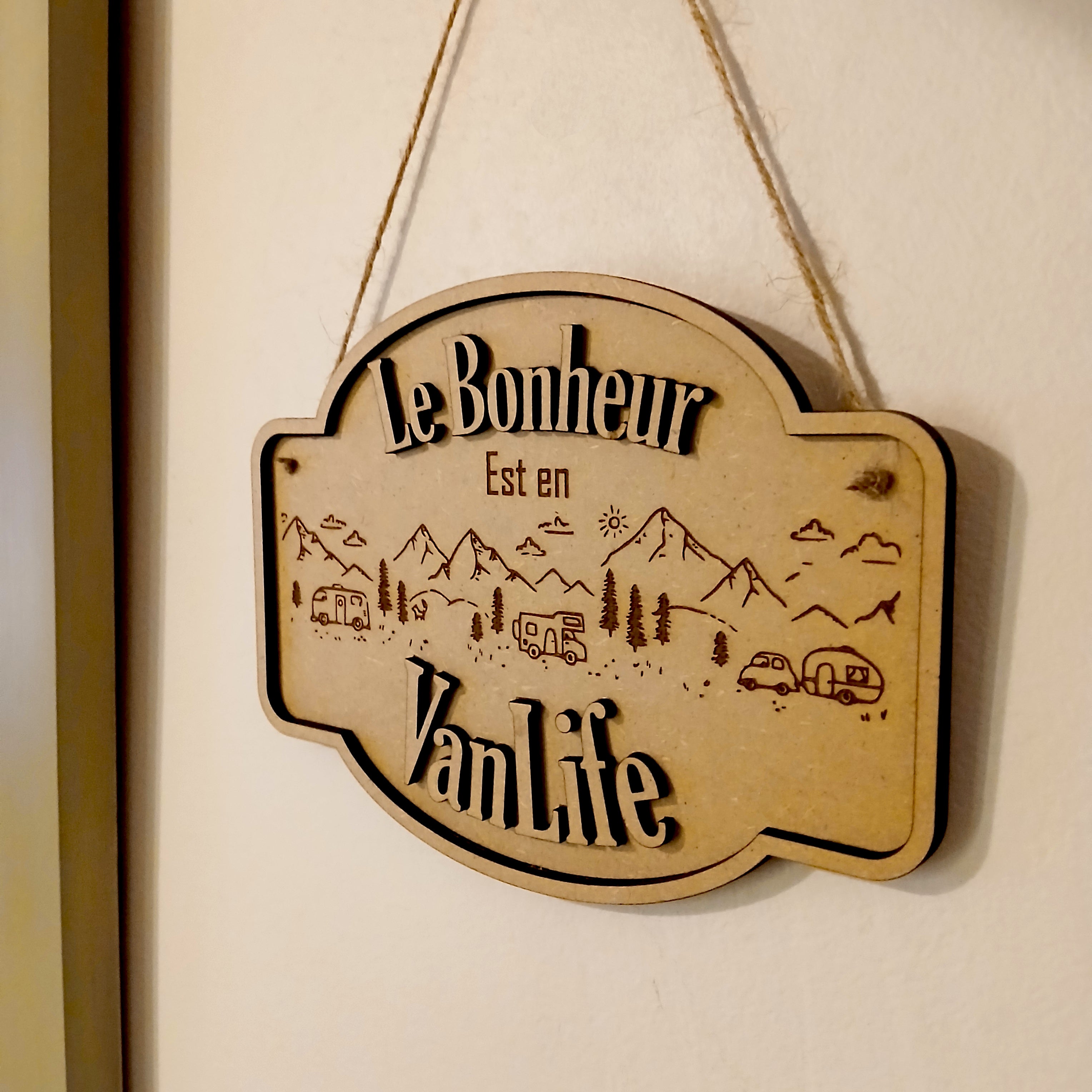 Panneau mural “VanLife” en bois gravé