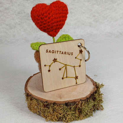 Porte-clés Constellation – Bois gravé & couture main